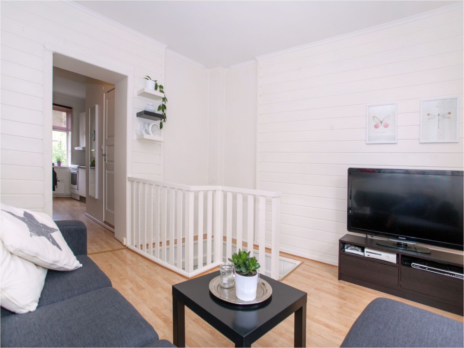 Leiligheten har lysmalte flater og flott gjennomlys fra stue til kjøkken Galleribilde