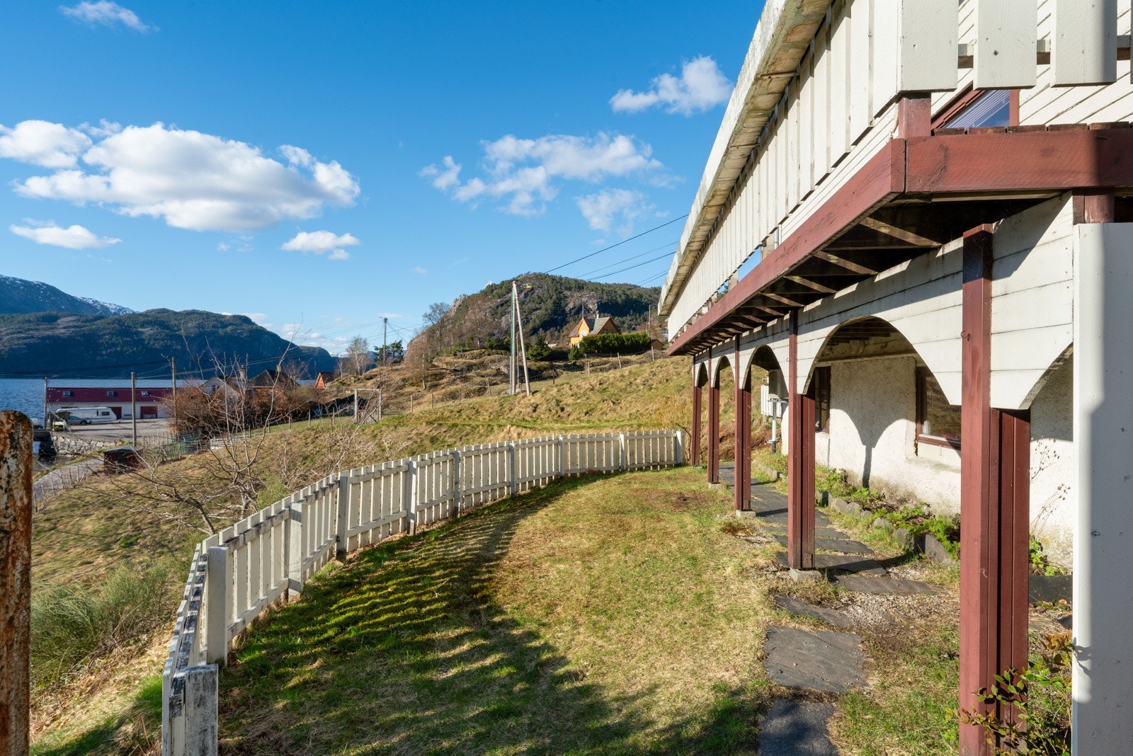 Pent opparbeidet uteareal med inngjerdet gressplen Galleribilde