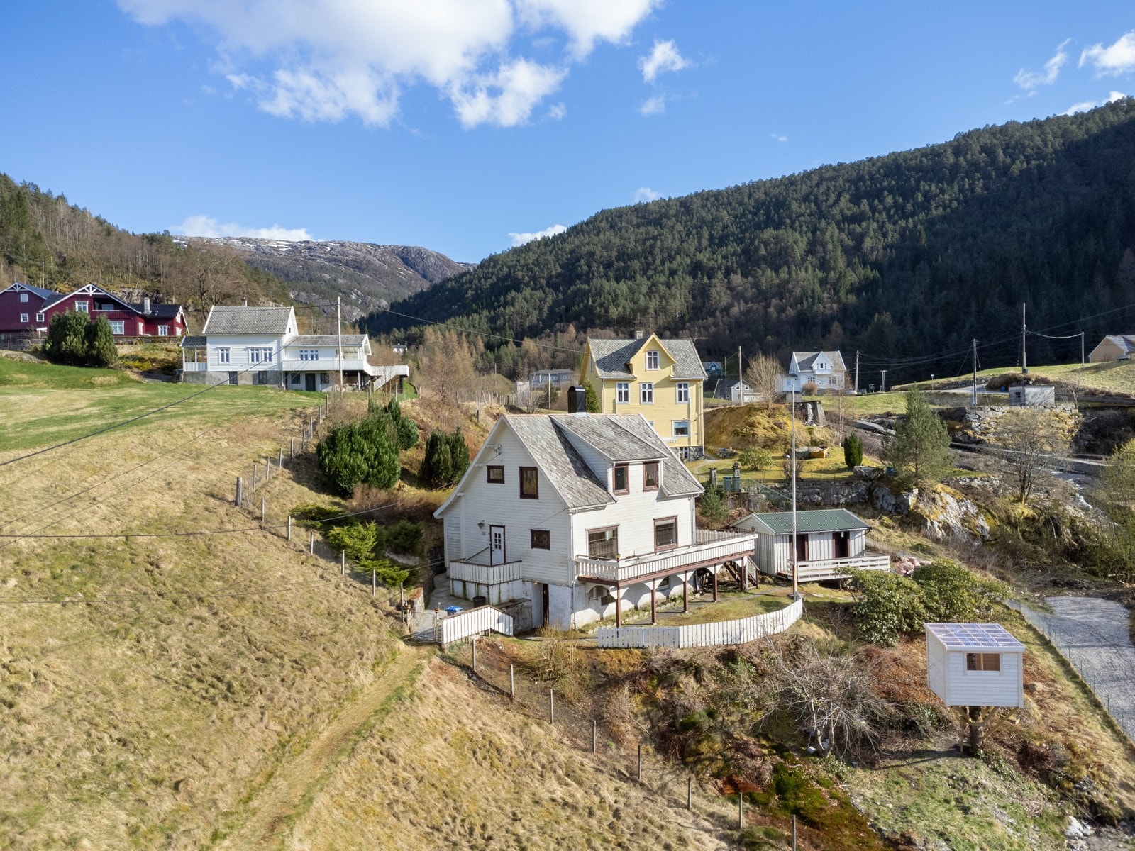 Eiendommen ligger solrikt til i Tyssebotnen med nærhet til sjø og grønne omgivelser. Galleribilde