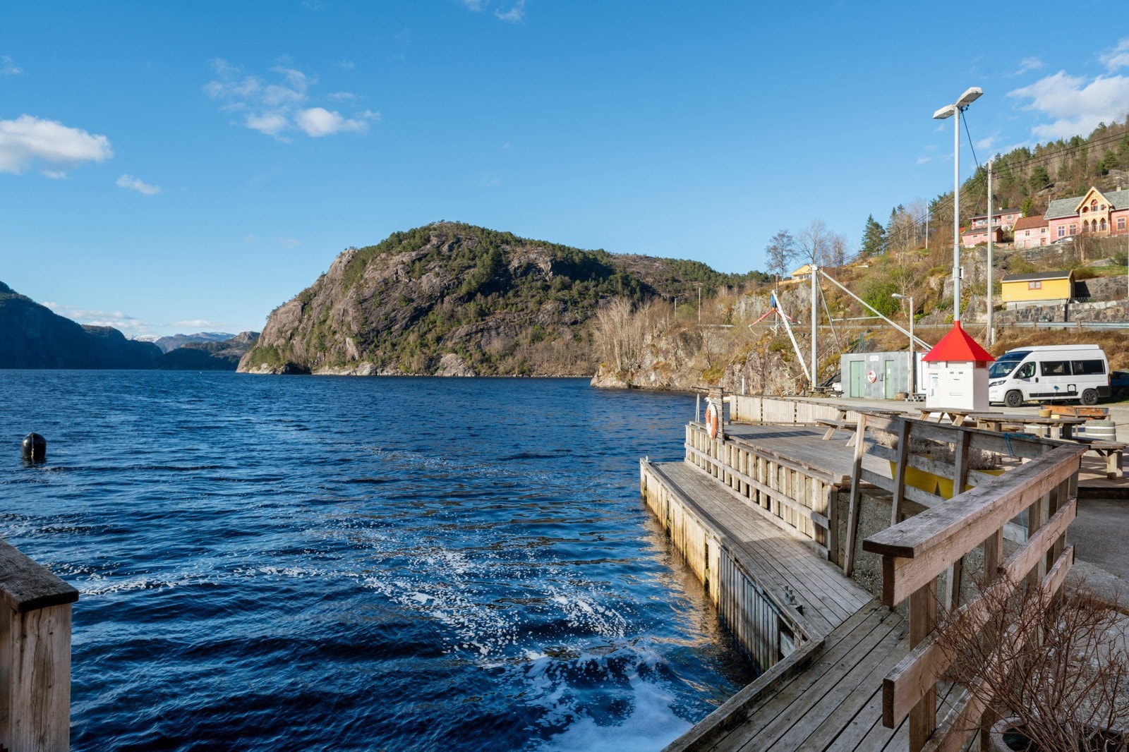Det er kort vei ned til Tyssebotnen kai, hvor man finner busstopp og en koselig landhandel. Galleribilde
