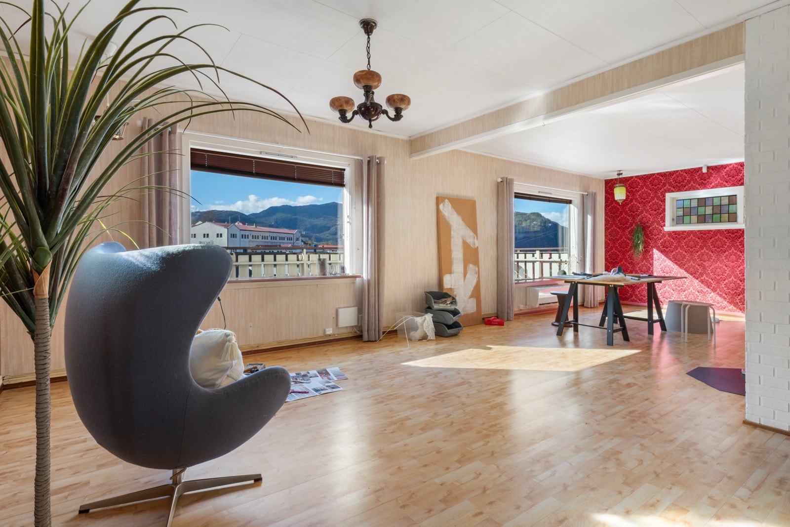 Lys og åpen stue med godt naturlig lysinnslipp gjennom store vindusflater. Galleribilde