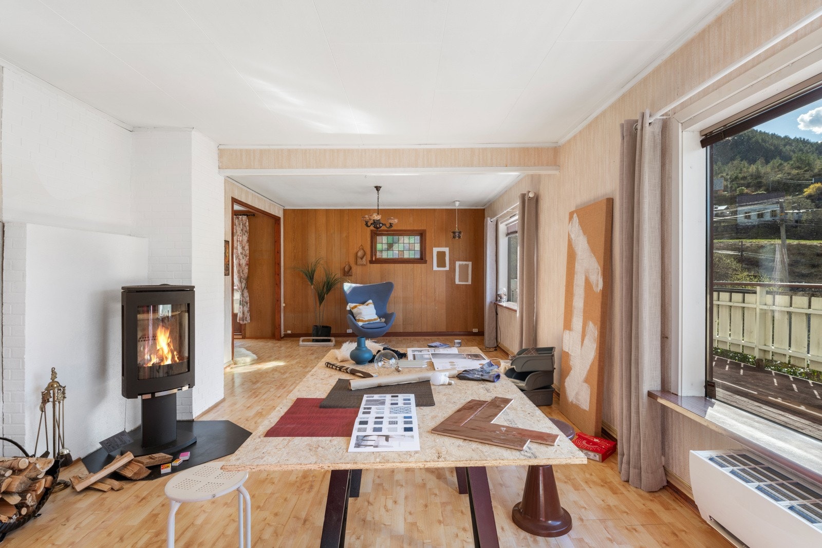 I stuen er det nyere vedovn som kommer godt med i vinterhalvåret. Galleribilde