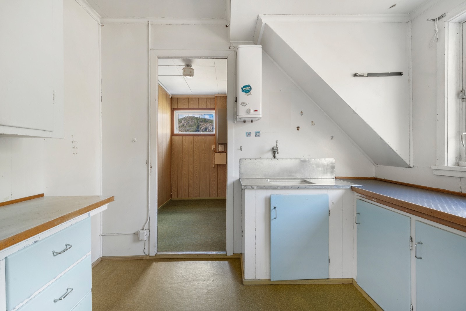 Kjøkken med glatte fronter og benkeplate av laminert spon. Galleribilde