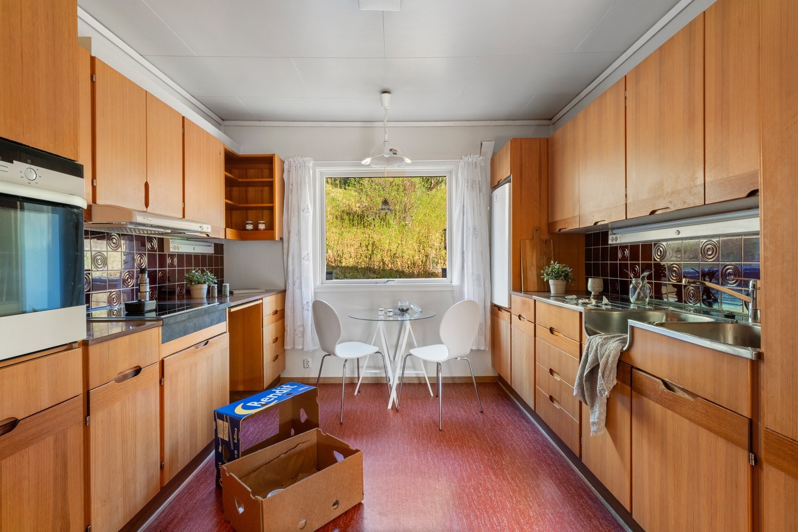 Kjøkken med glatte fronter og laminat benkeplate. Galleribilde