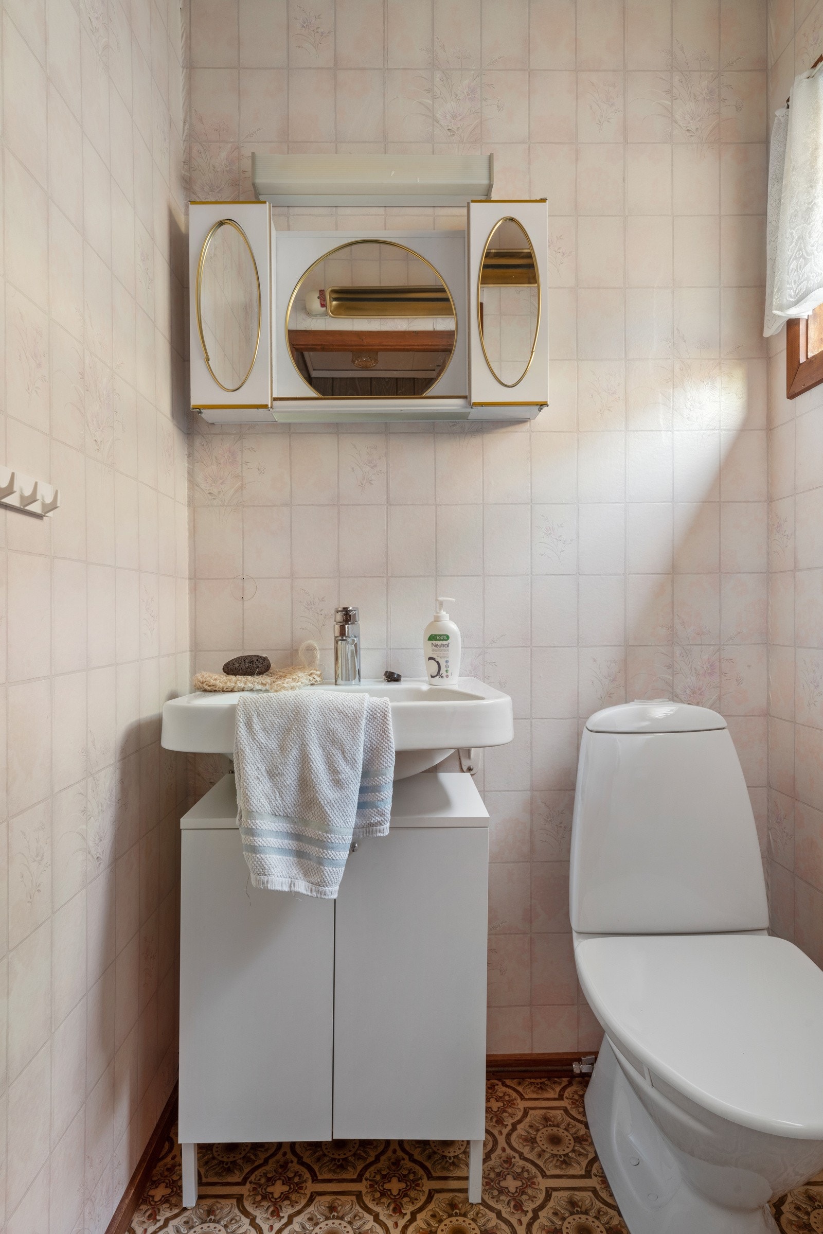 Toalettrom i hovedetasjen innredet med baderomsinnredning med servant og toalett Galleribilde