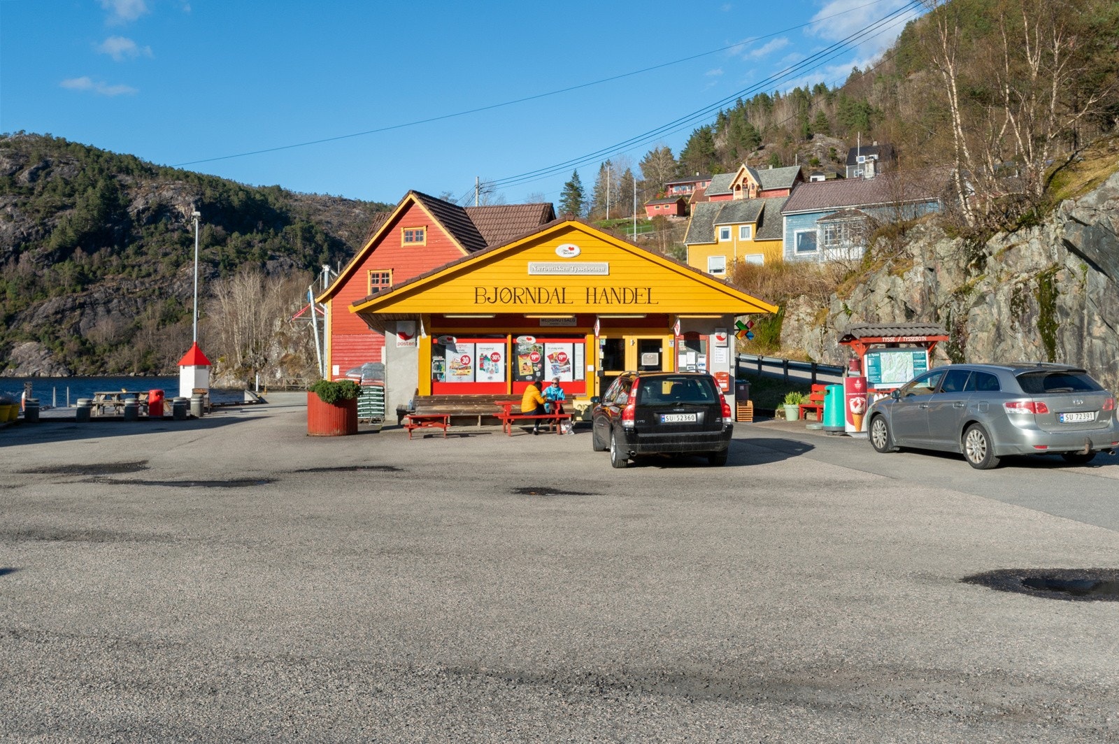 I sjøkanten, like nedenfor boligen finner du en koselige landhandel. Galleribilde