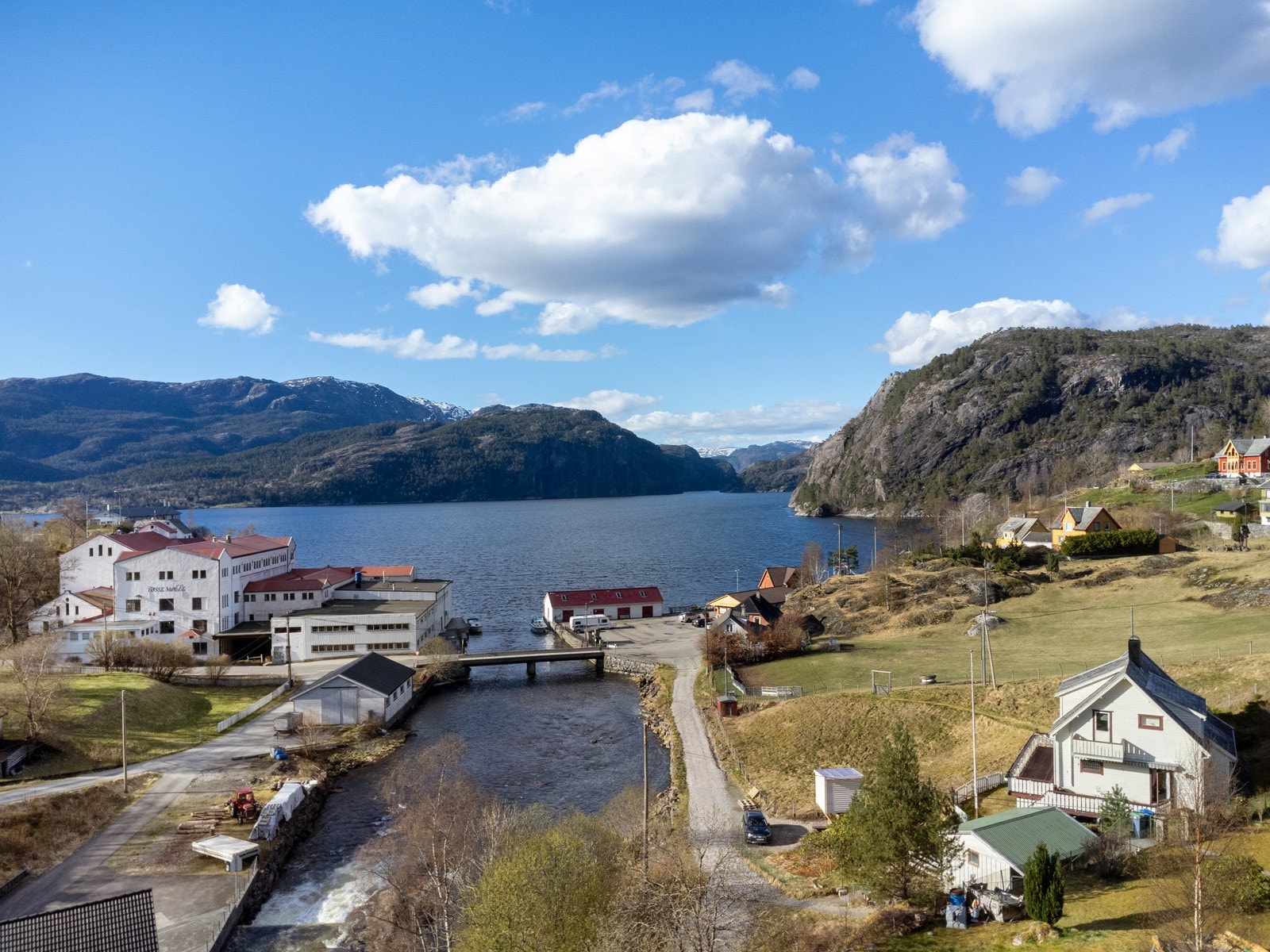 Eiendommen ligger sentralt og solrikt til i tyssebotnen med nærhet til sjø og grønne omgivelser. Galleribilde
