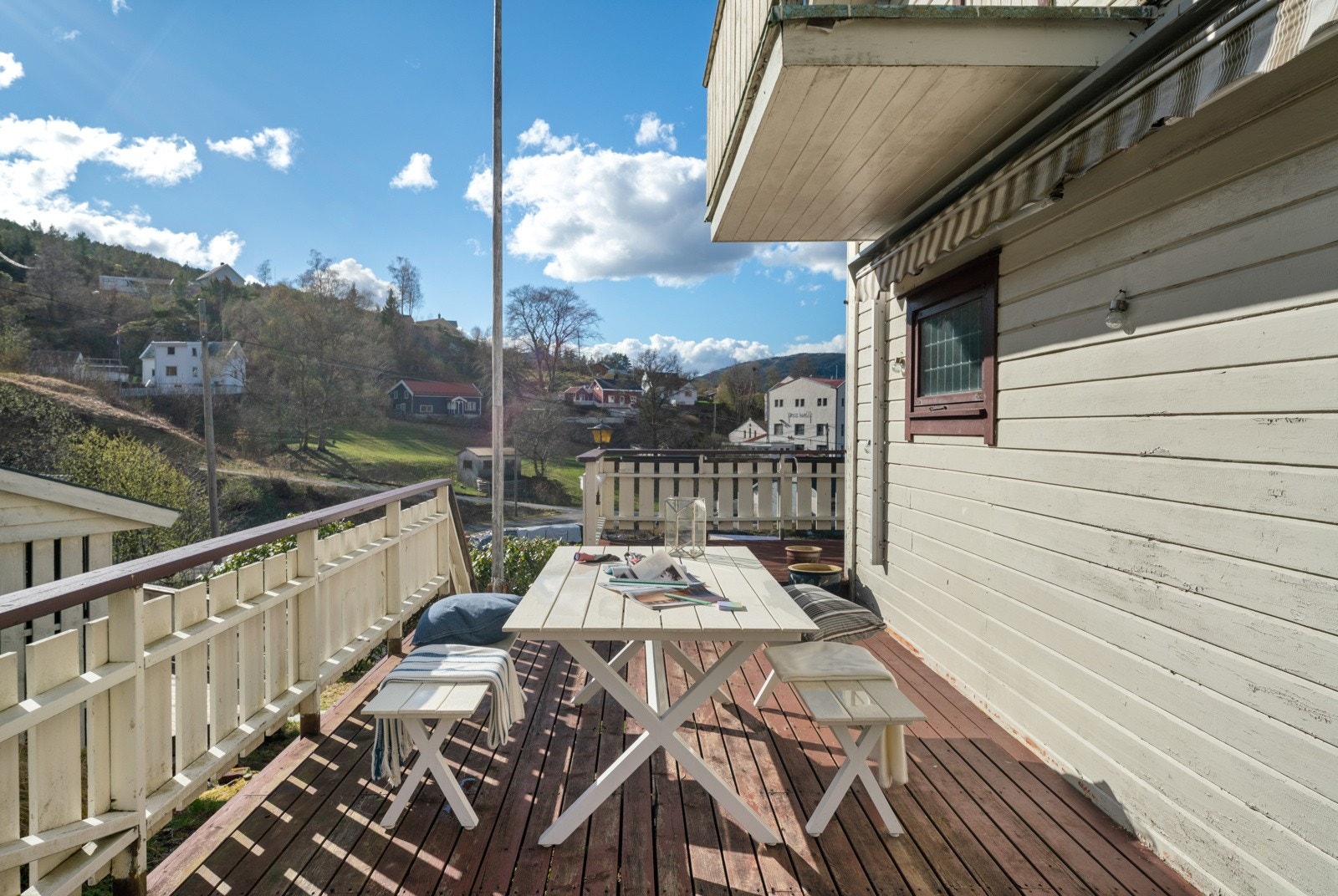 Her er det plass til spisegruppe og diverse utendørsmøbler. Galleribilde