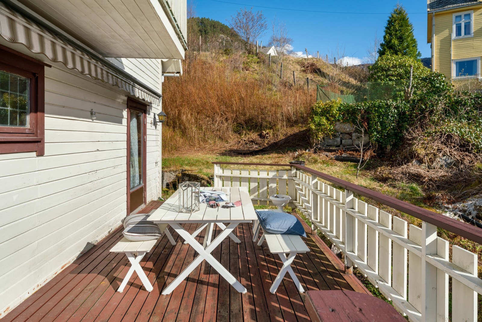 Terrassedekning ut fra stue i hovedetasjen på ca. 37,6 kvm. Galleribilde