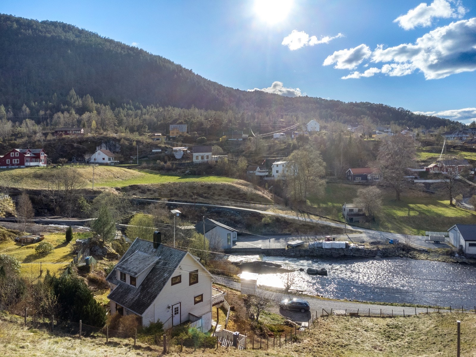 En enebolig med idylliske og landlige omgivelser Galleribilde