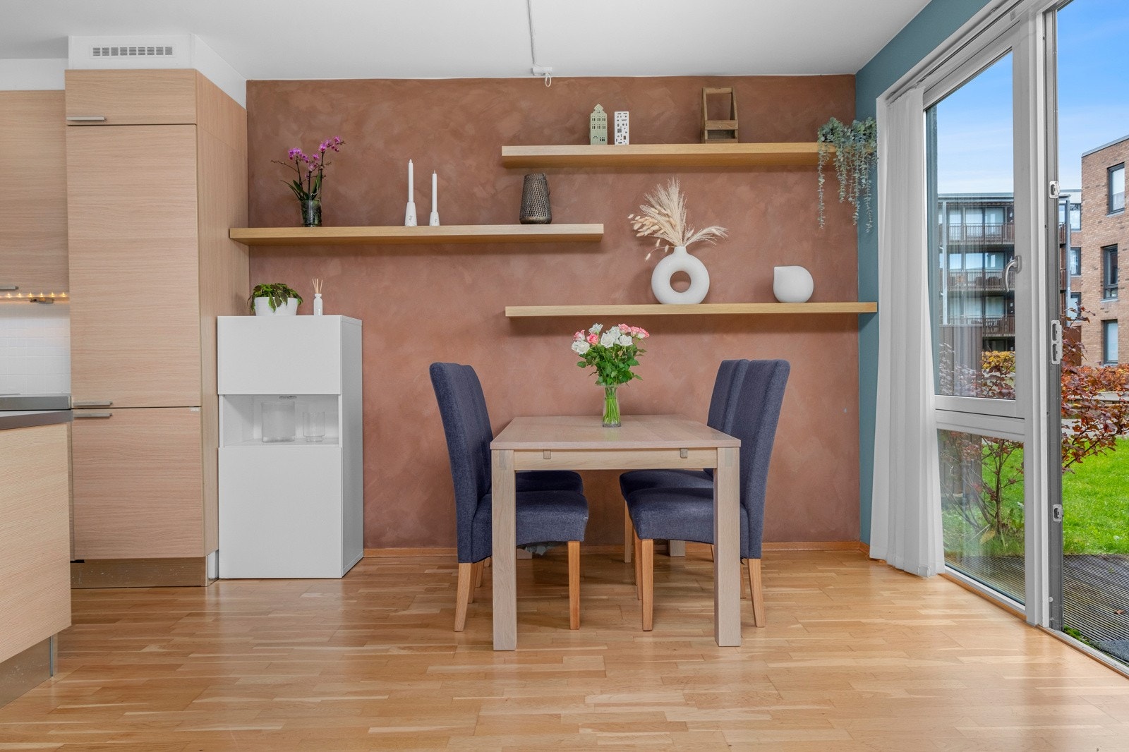 God plass til spisegruppe ved kjøkken, som gjør matlagingen sosial og innbyr til sosiale kvelder Galleribilde