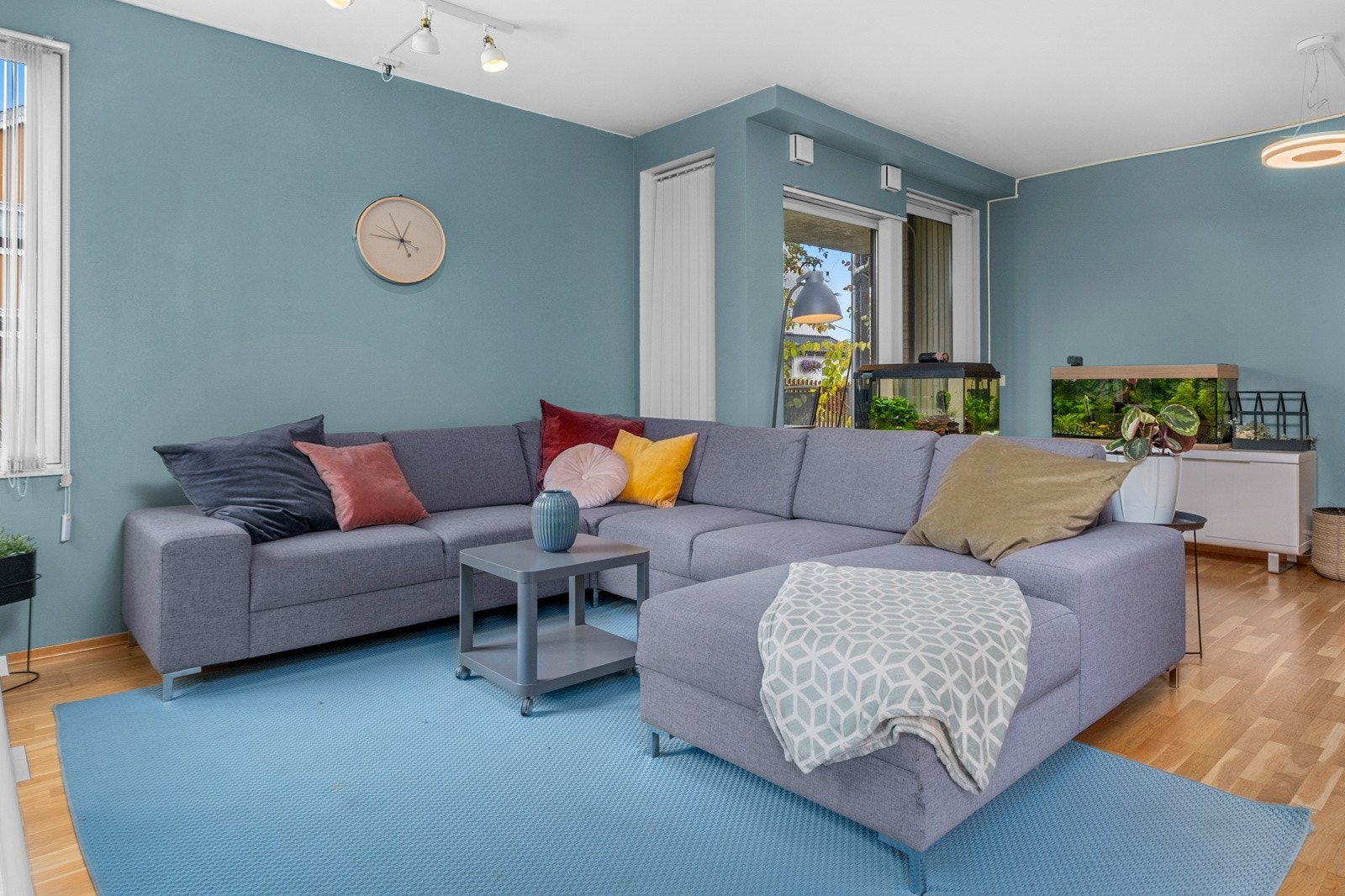 Stuen er lys og åpen med god takhøyde og store vindusflater som gir rikelig med naturlig lys. Galleribilde