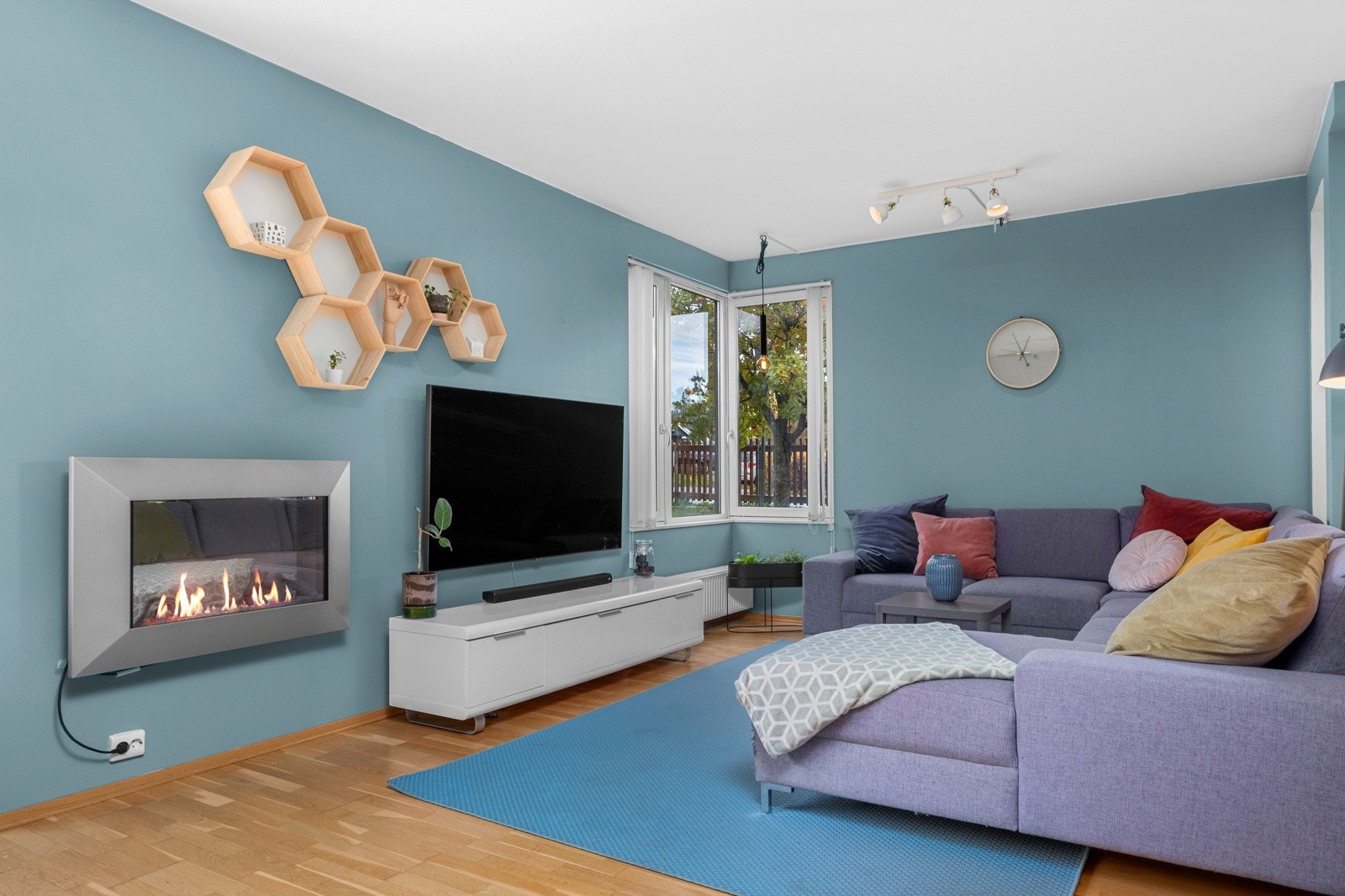 Stuen er romslig og har god plass til stor sofa med bord og tv-løsning Galleribilde