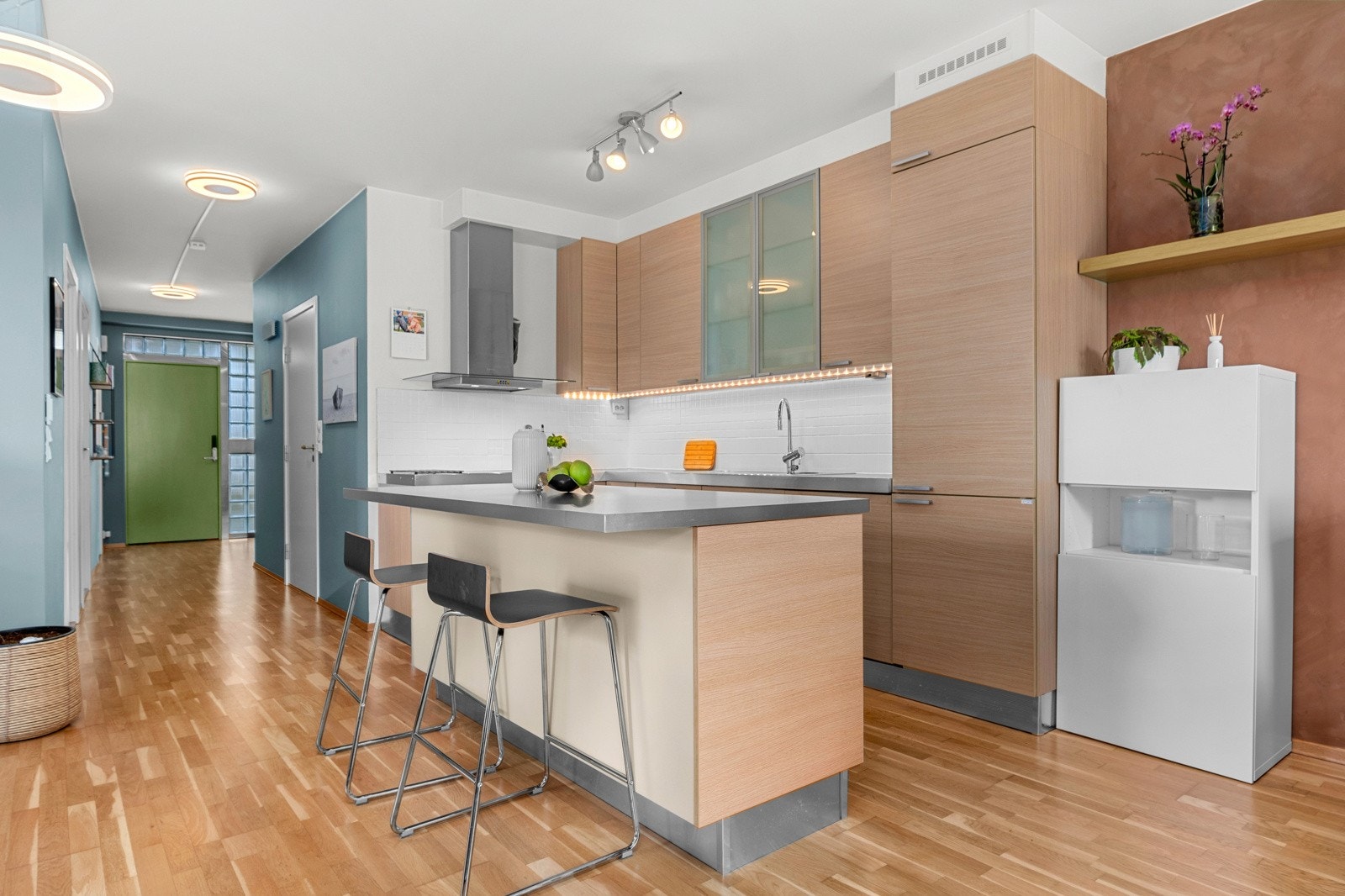 Leiligheten har en åpen kjøkkenløsning som skaper en mer sosial ramme Galleribilde