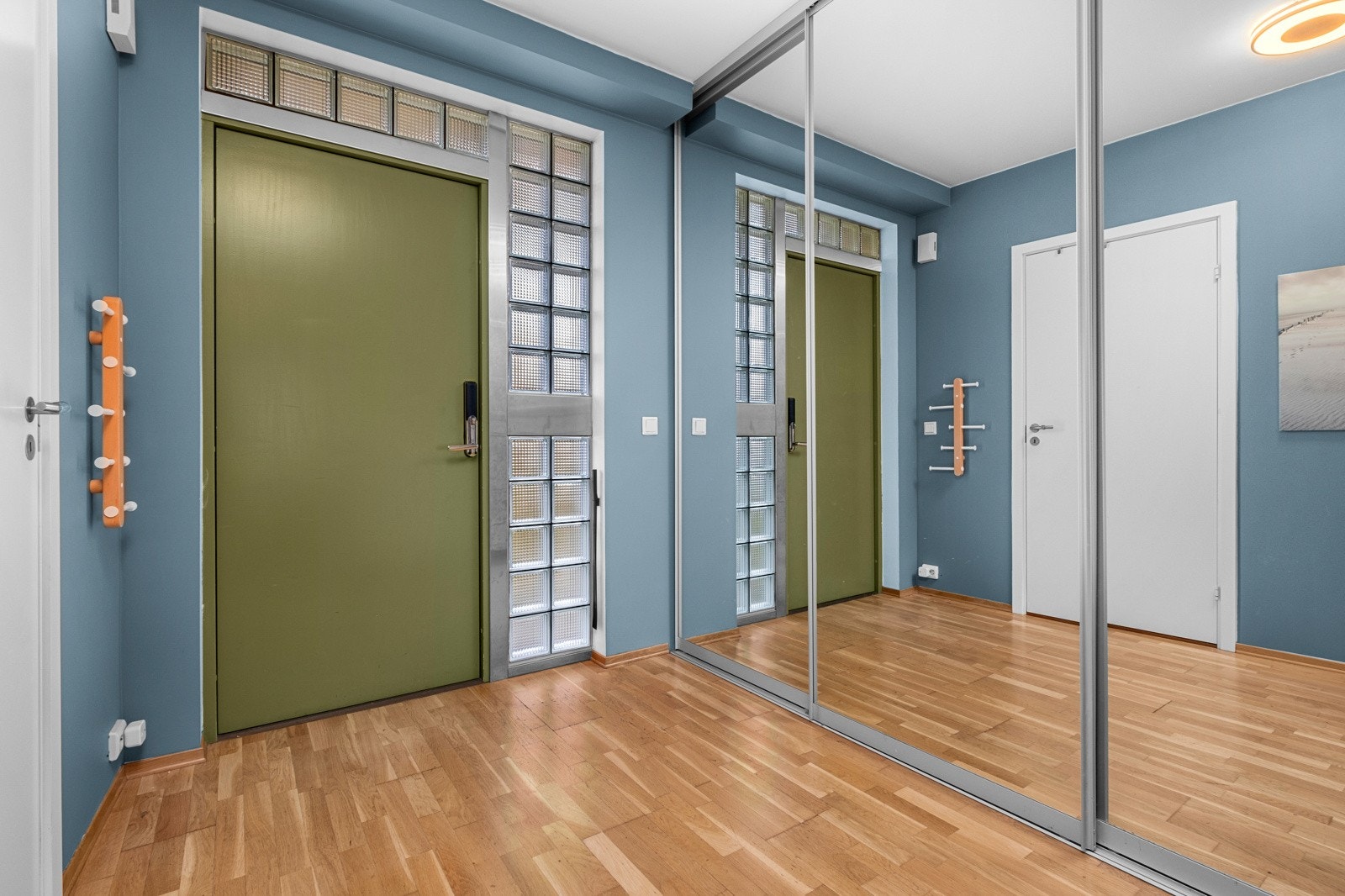 Lys og romslig entrè med stor skyvedørsgarderobe Galleribilde