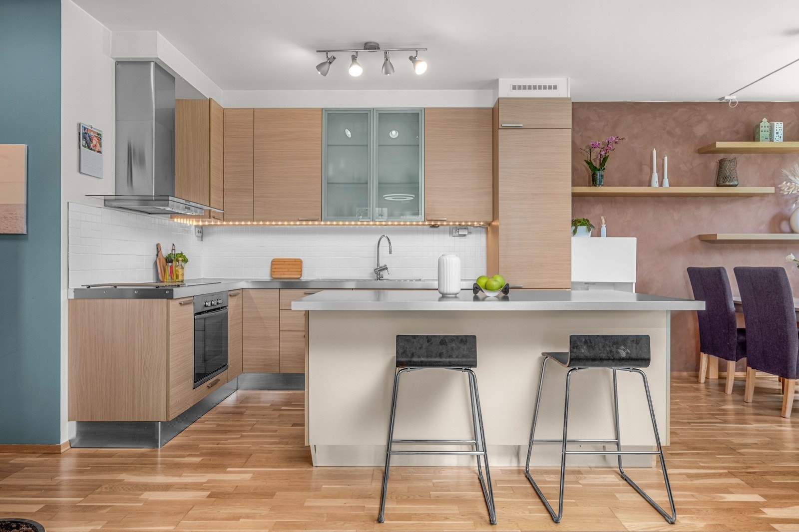 Kjøkkenet er utstyrt med integrerte hvitevarer og har godt med lagringsplass Galleribilde