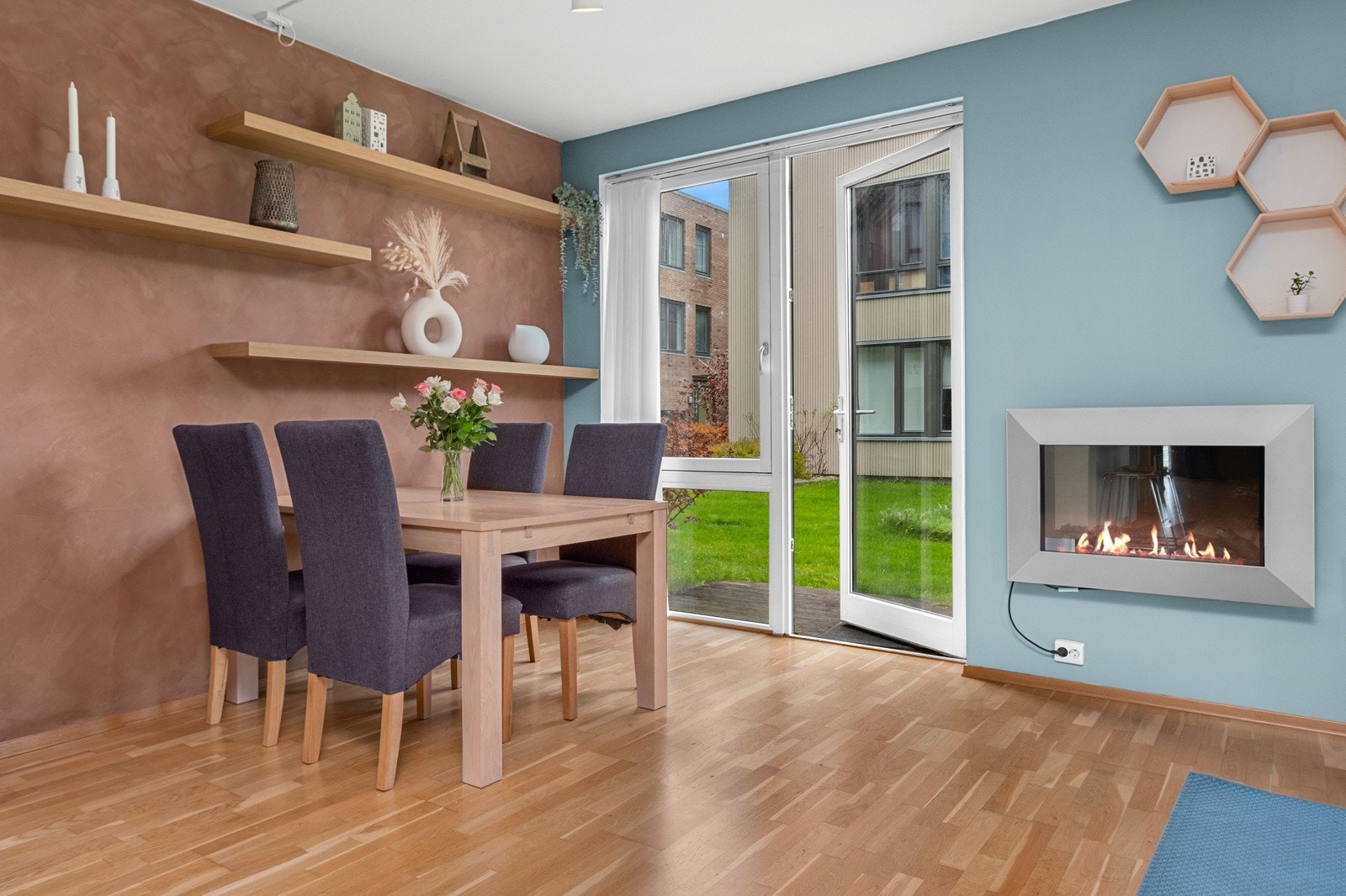 Fra spisestuen har du direkte utgang til opparbeidet uteareal Galleribilde