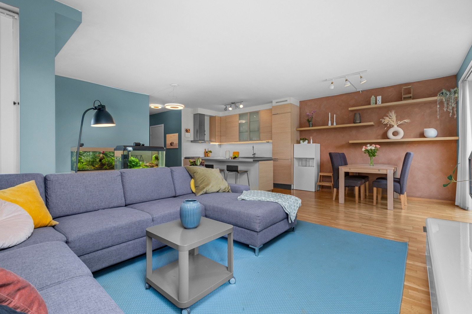 Stue og kjøkken ligger i åpen løsning og måler ca 40 kvm. Galleribilde