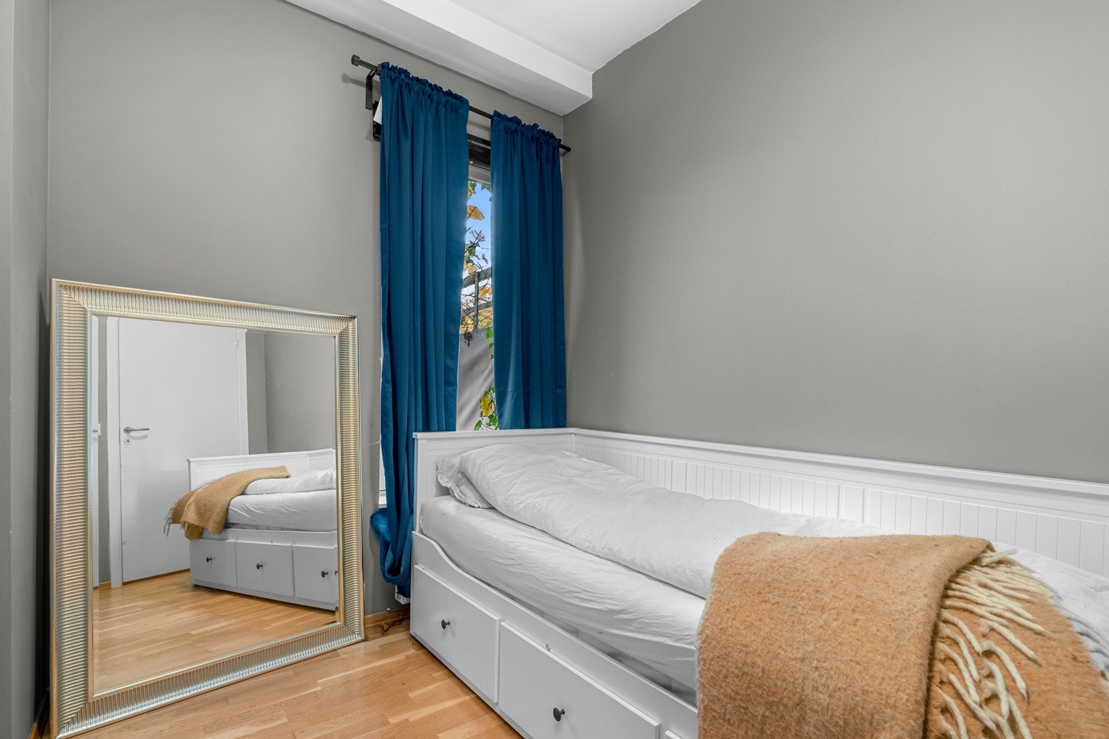 Soverom to er på 6 kvm. og har plass til både seng og oppbevaringsmuligheter Galleribilde