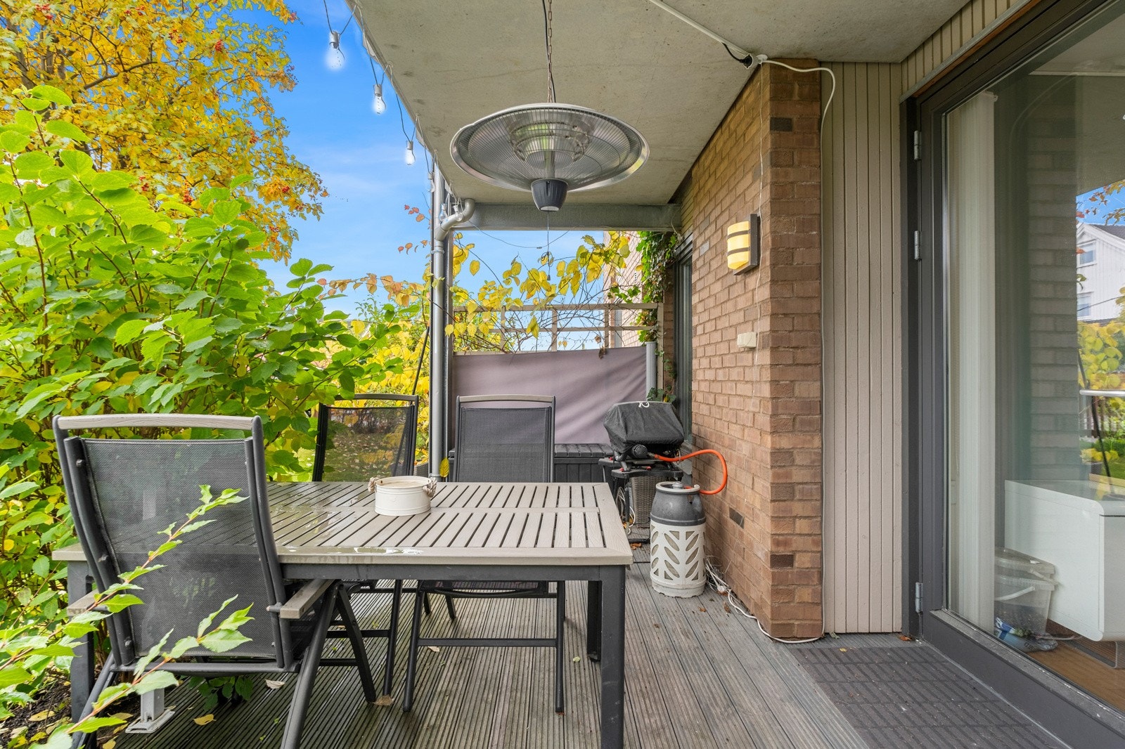 Markterrassen har god plass til utemøblement og har ettermiddagssol fra ca.17.00 - ca. 20.00 ifølge eier Galleribilde