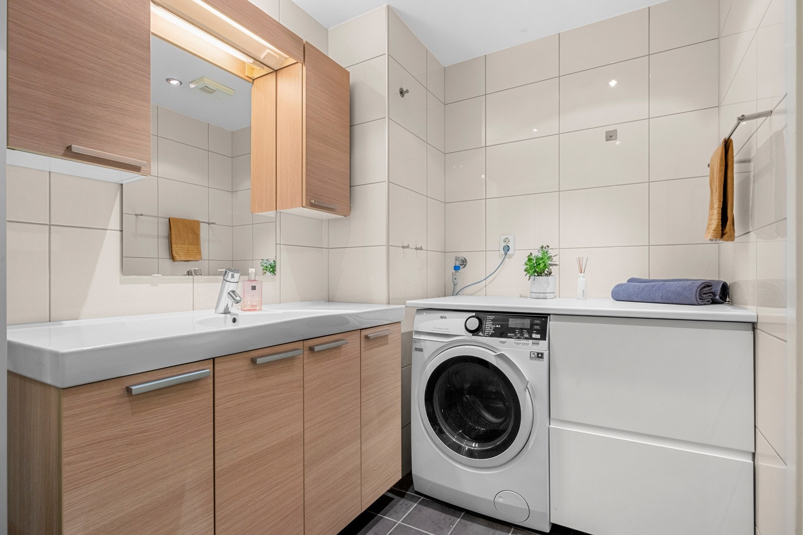 Badet oppleves som romslig og har mulighet for ekstra benkeplass eller annen oppbevaring Galleribilde