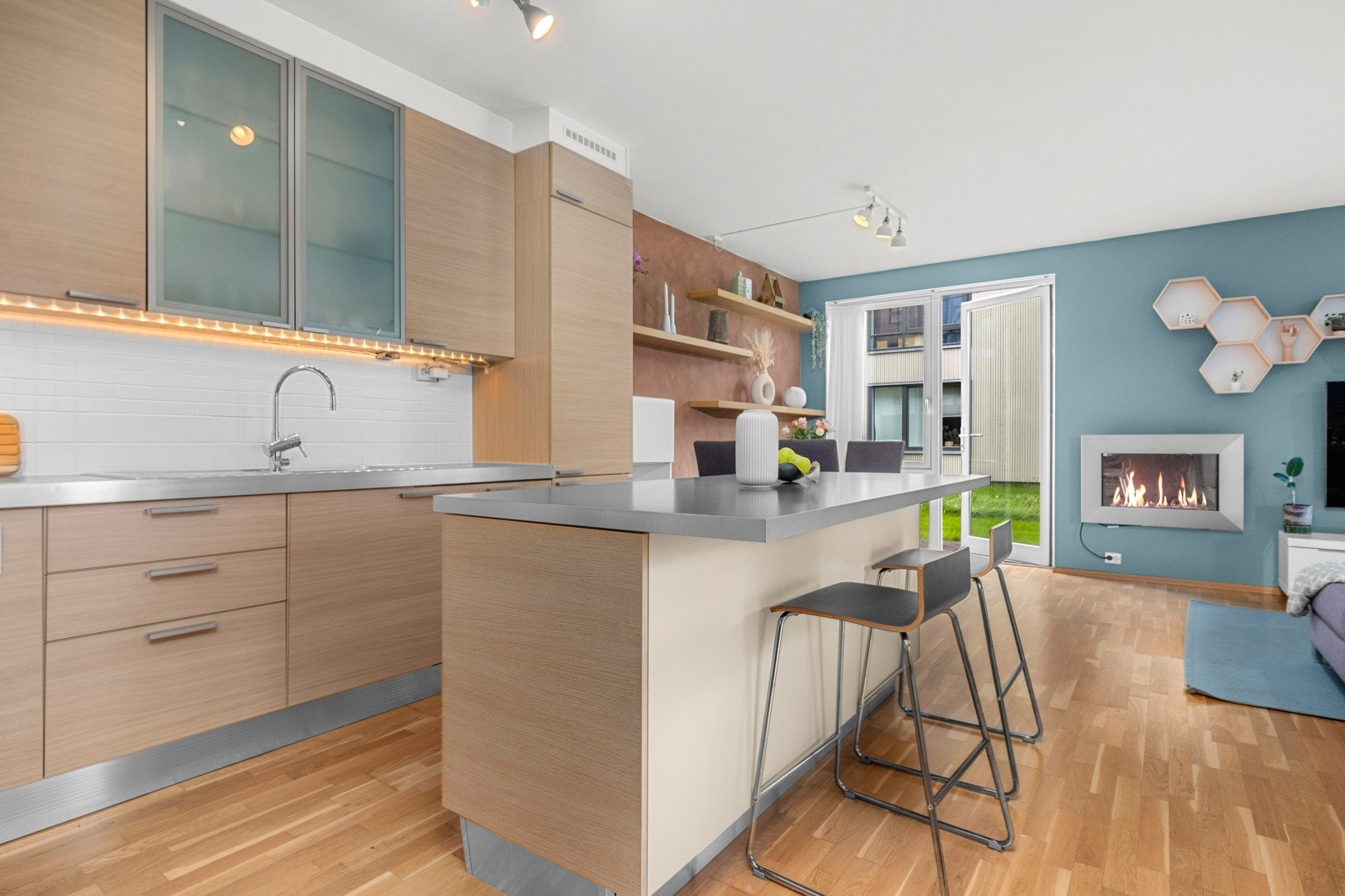 Kjøkkenet er utstyrt med kjøkkenøy som fint kan brukes som frokostbord Galleribilde