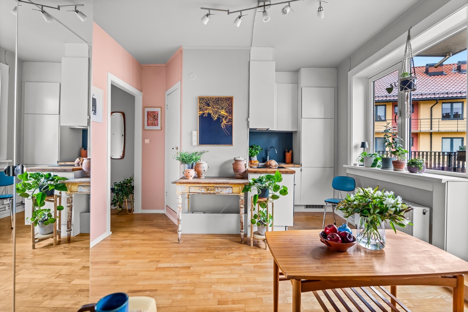 Stuen er lys og luftig, med store vindusflater som slipper inn rikelig med naturlig lys. De store vinduene gir et åpent og innbydende preg, samtidig som de skaper en lys og trivelig atmosfære i rommet. Galleribilde