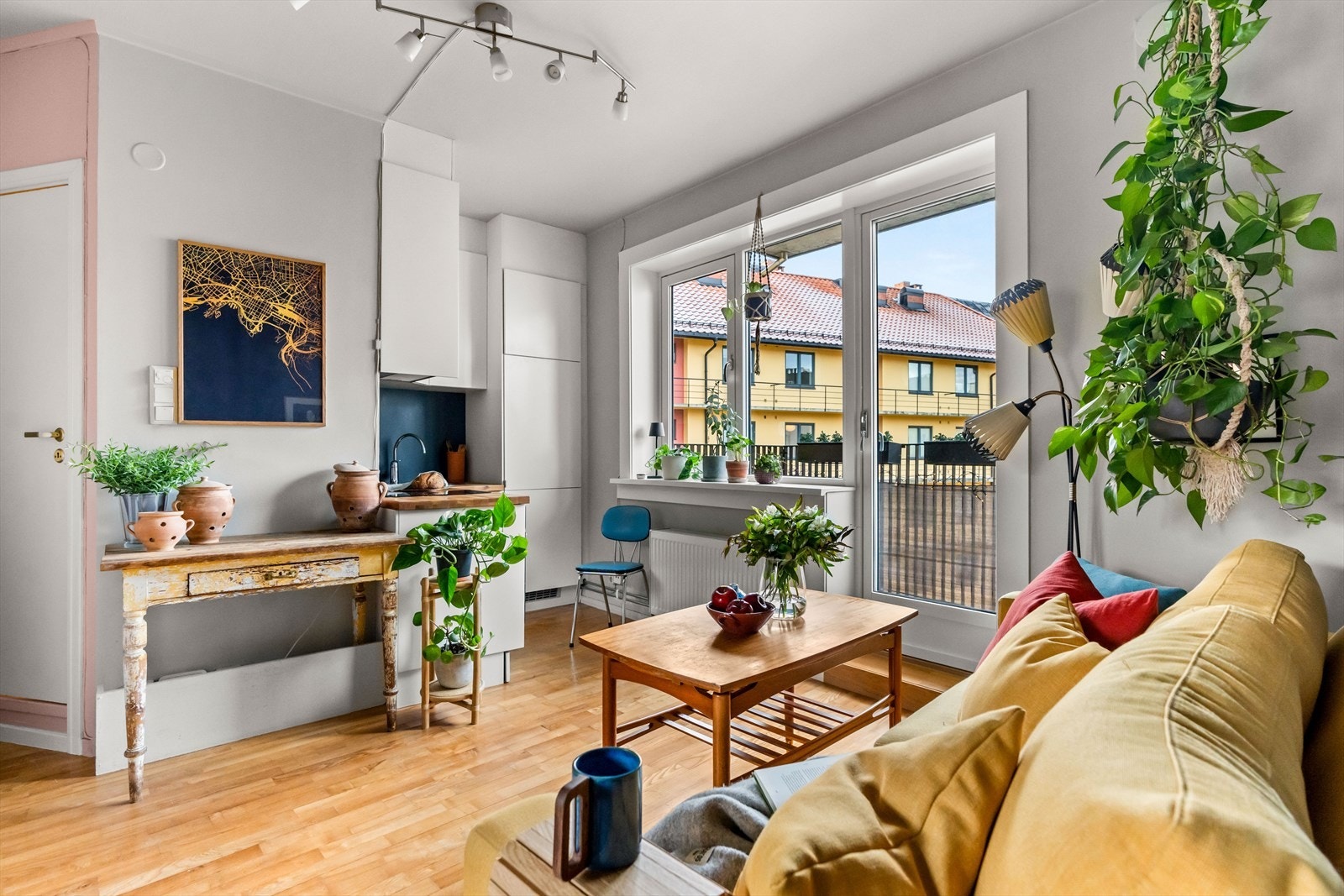 Gulvet er belagt med tregulv, og overflatene er malt i lyse og moderne fargetoner. Galleribilde