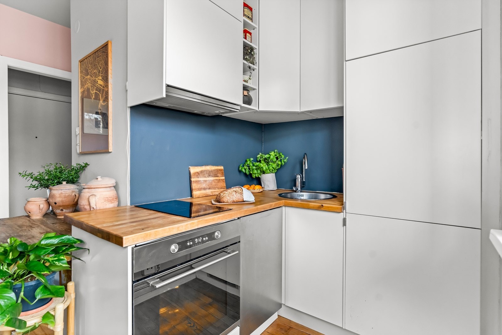 Kjøkkenet har glatte fronter og heltre benkeplate med nedfelt vaskekum. Galleribilde