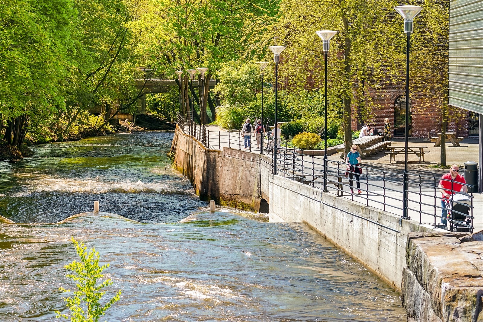 Akerselva tar deg gjennom Bydel Nordre Aker, Bydel Sagene, Bydel Grünerløkka, Sentrum og Grønland i Bydel Gamle Oslo, og renner til slutt ut ved Paulsenkaia i Bjørvika. Galleribilde