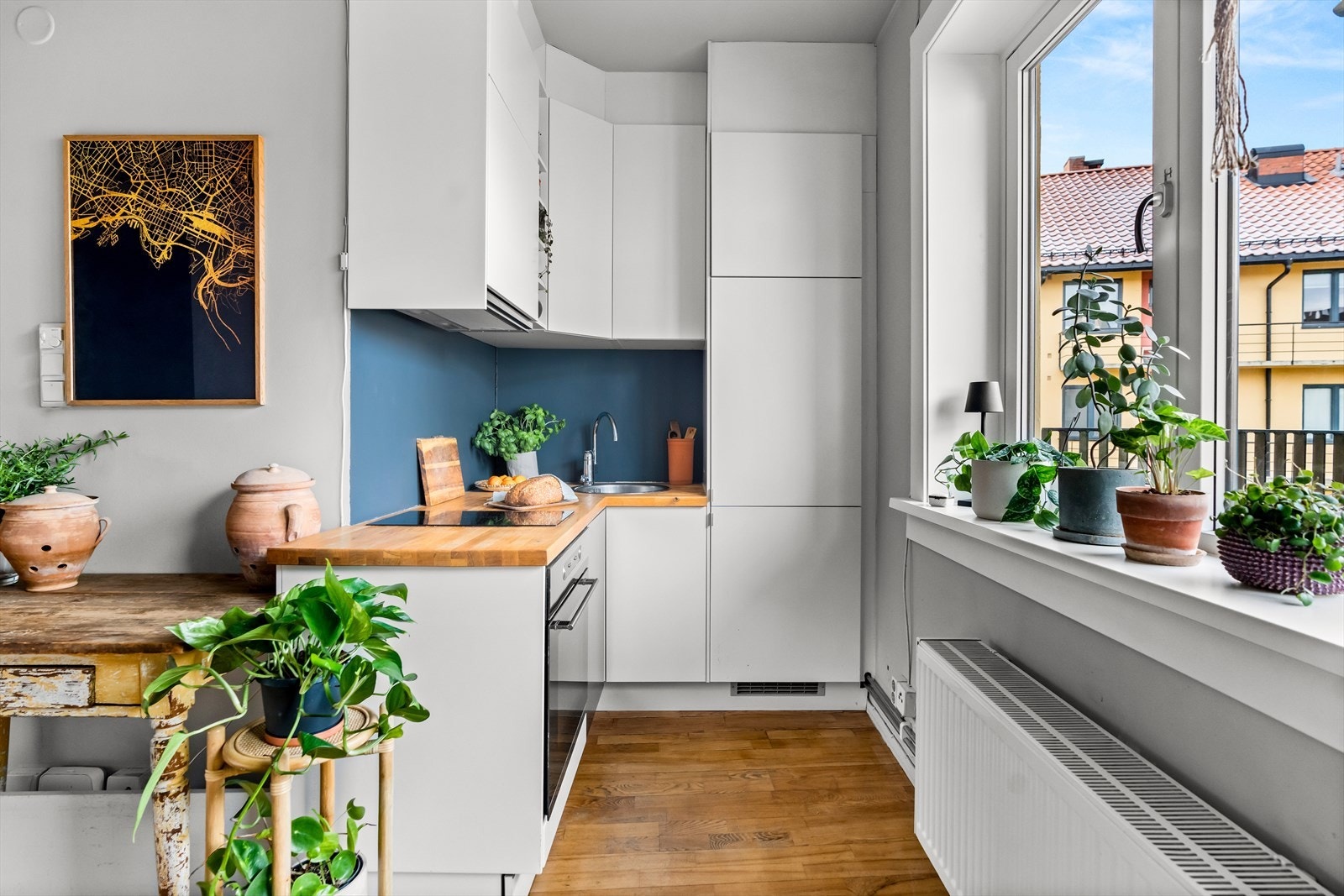 Praktisk og stilrent kjøkken i åpen løsning mot stuen, som skaper en sosial og luftig atmosfære. Galleribilde