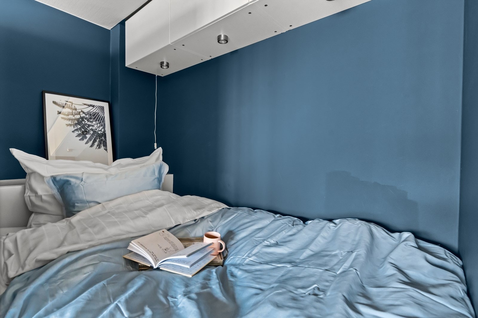 Denne løsningen gir både smart utnyttelse av plassen og et ryddig, integrert inntrykk, samtidig som den skaper en koselig og privat soveplass uten å gå på bekostning av romfølelsen. Galleribilde