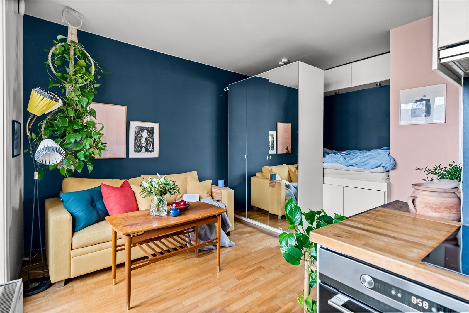 I stuen finner du også en praktisk, plassbygd seng som er skjermet bak et funksjonelt garderobeskap. Galleribilde