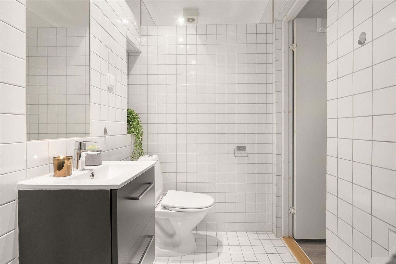 Badet er utført med tidløse fliser, elektrisk gulvvarme, mekanisk avtrekk og downlights i taket Galleribilde