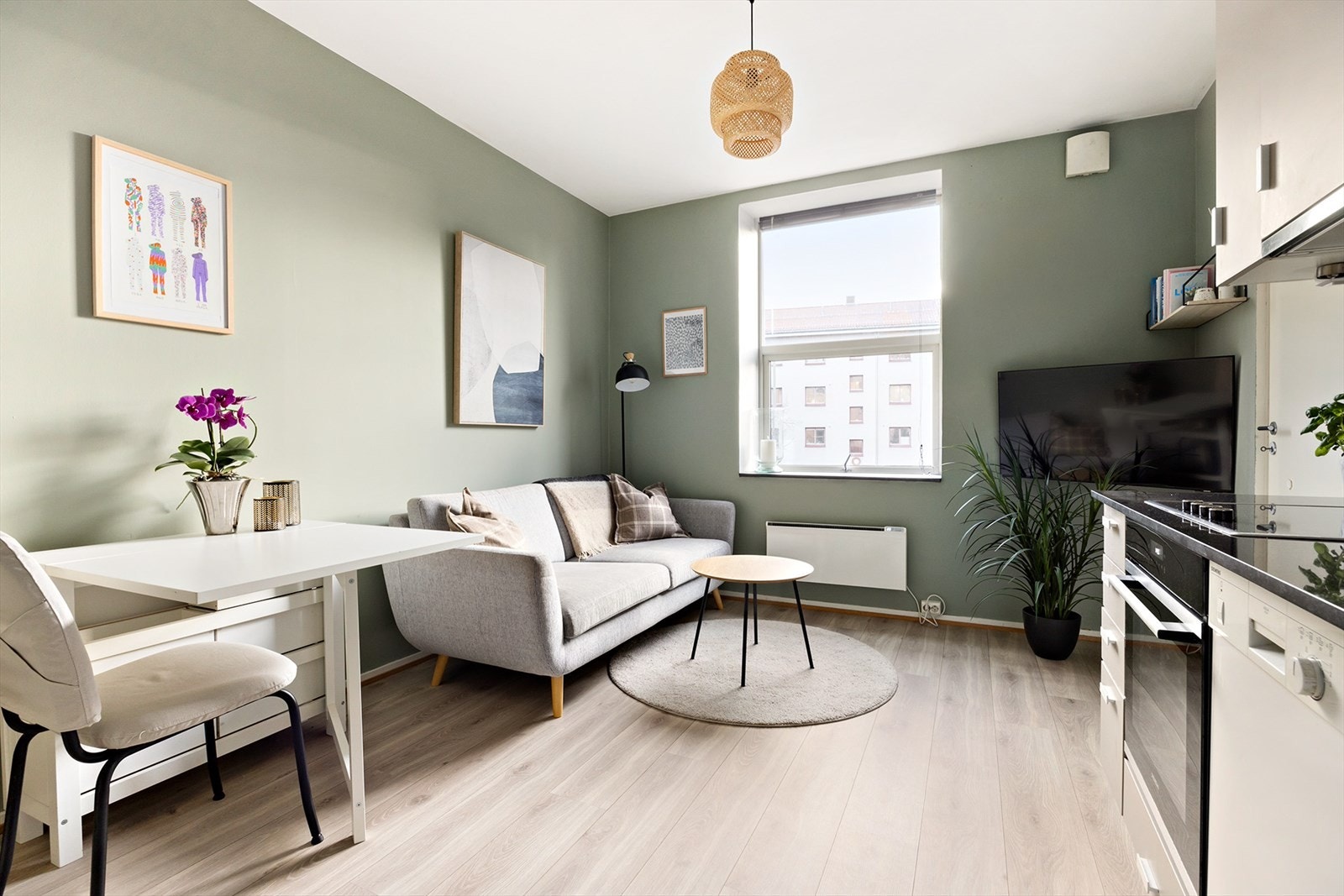 Her er det plass til både sofa og spisebord Galleribilde