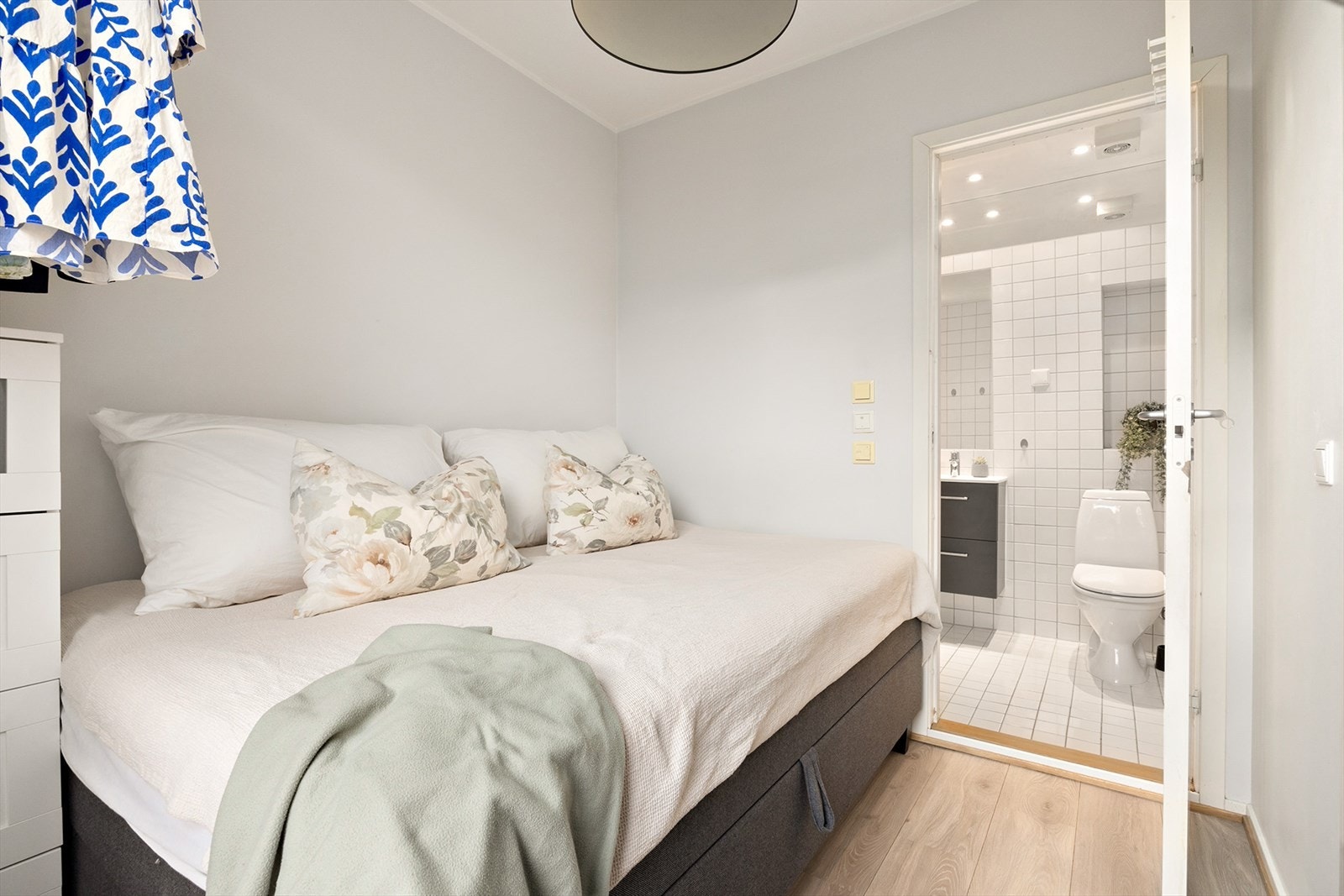 Det er direkte inngang til badet gjennom soverommet Galleribilde