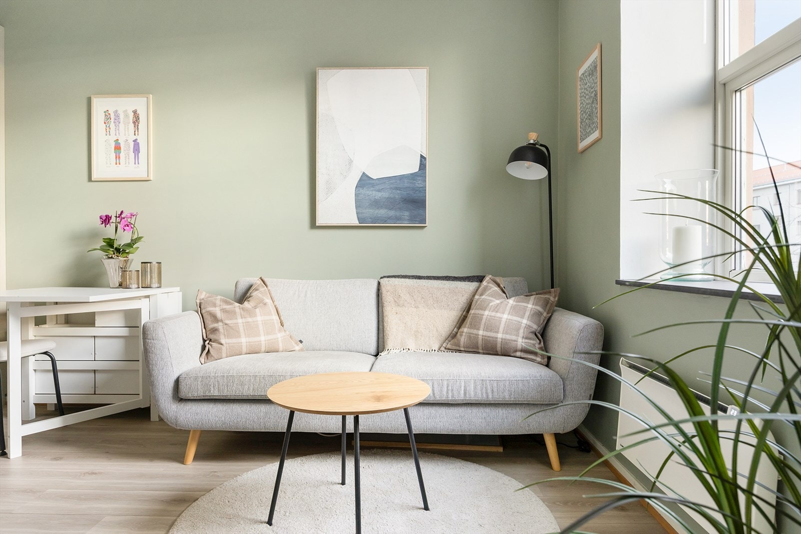 Leiligheten ligger i en klassisk bygård, som ble renovert i 2006, med god takhøyde og fin planløsning Galleribilde