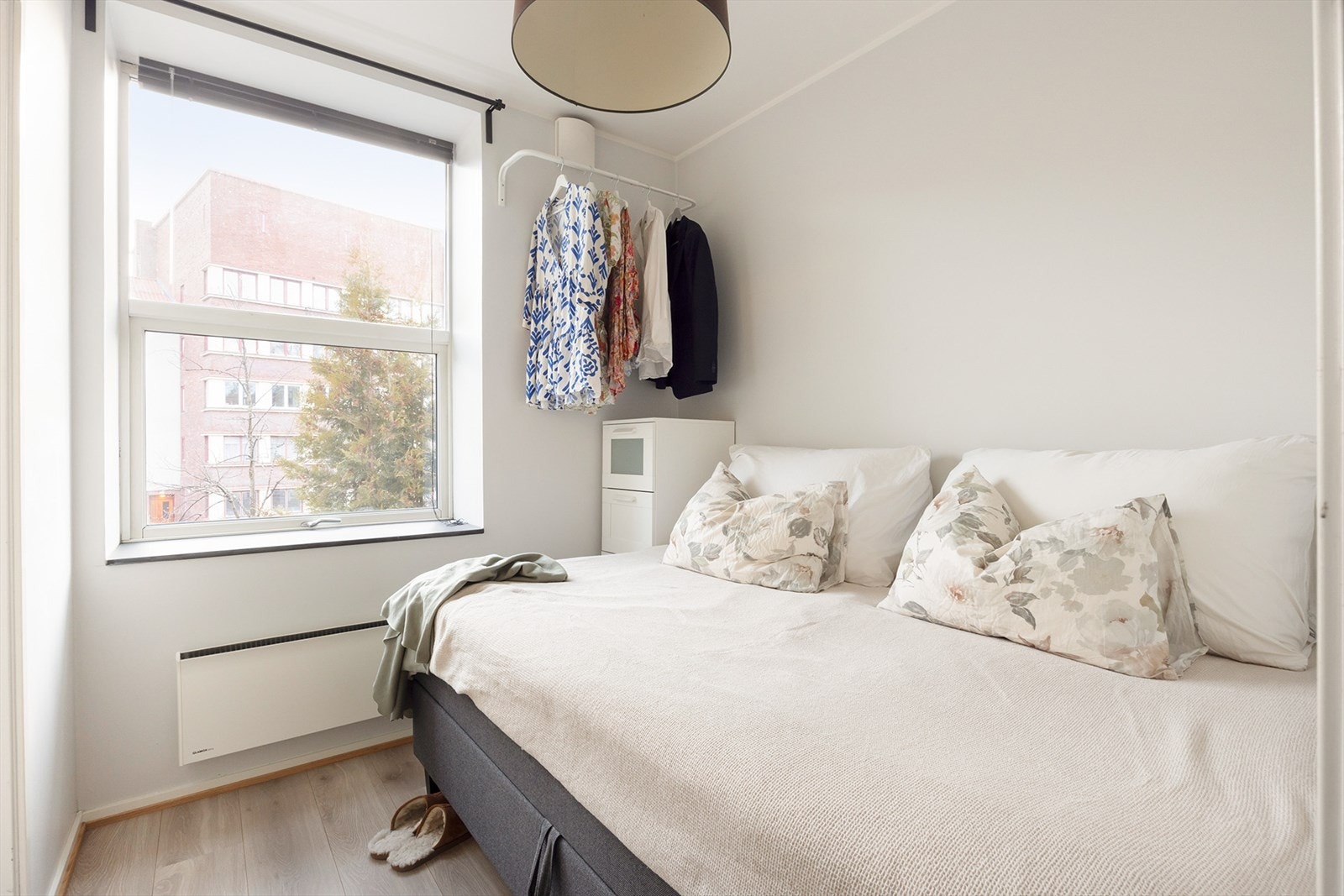Flott soverom med plass til dobbeltseng og tilhørende møblement. Her er det montert en klesstang for oppheng av klær Galleribilde