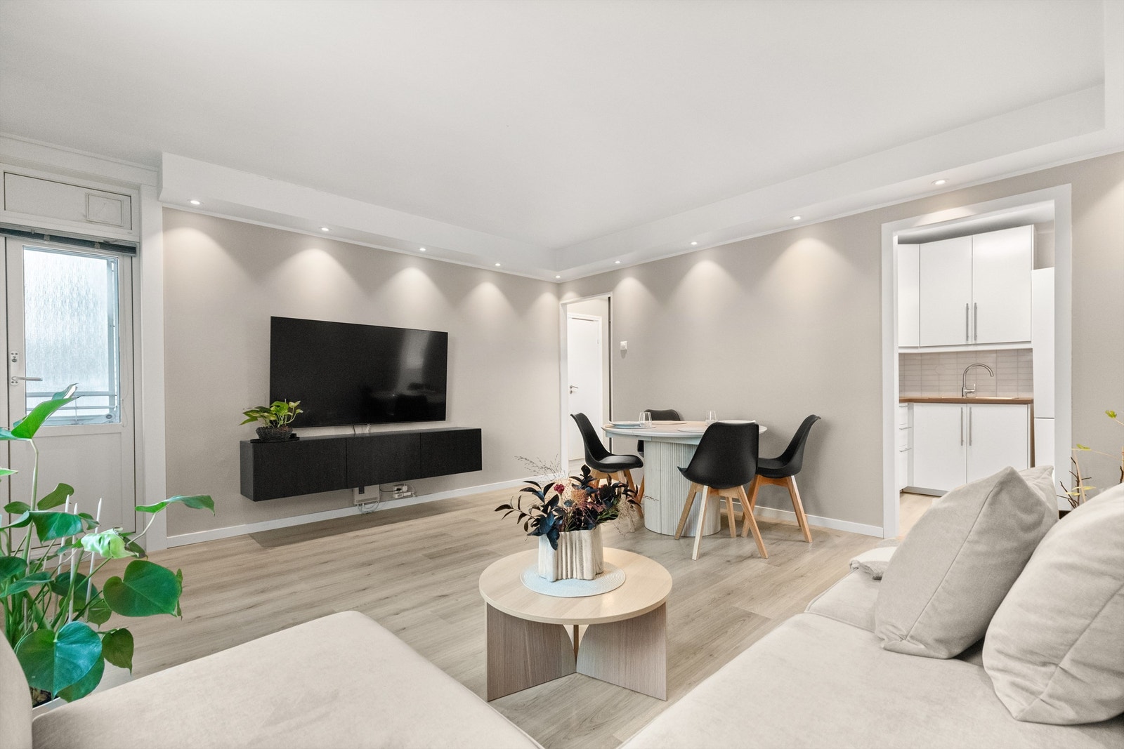 Gulvet er lagt med en pen 1-stavs laminat som harmonerer fint med de lysmalte veggene. Galleribilde