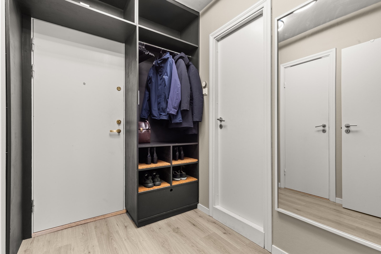 Innbydende og romslig entrè med god plass til å henge av seg yttertøy! Galleribilde