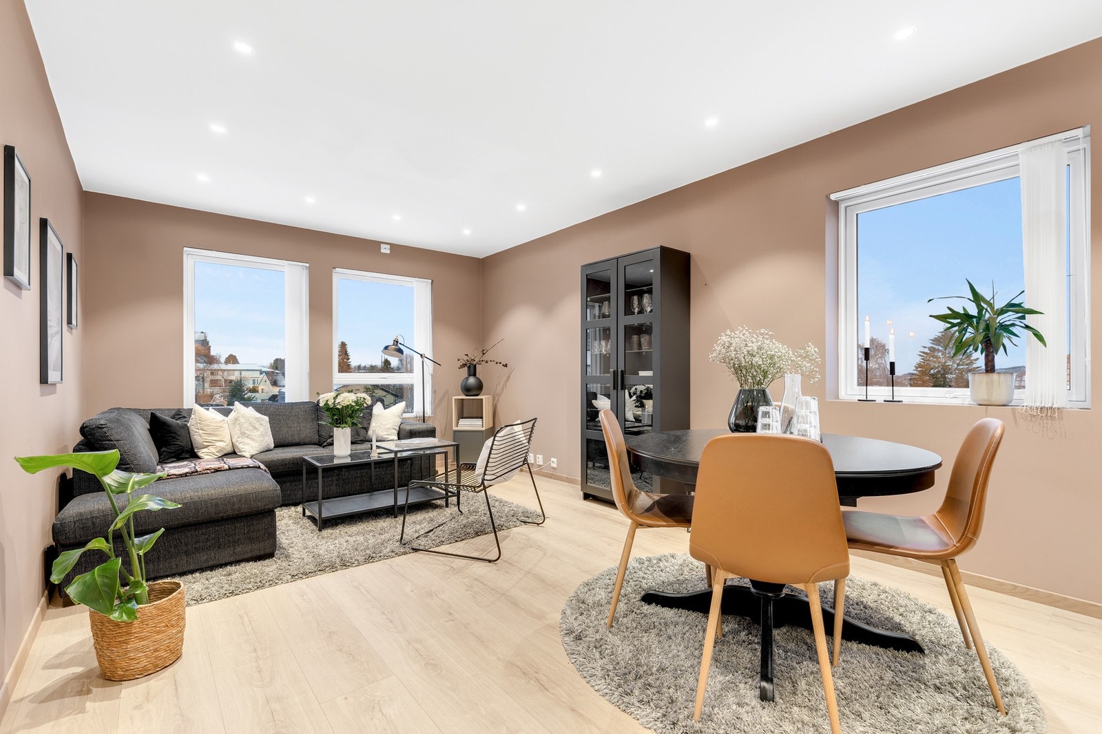 Gjennomgående og åpen stue-/kjøkkenløsning på 30,5 kvm med mye lysinnslipp og god atmosfære. Galleribilde