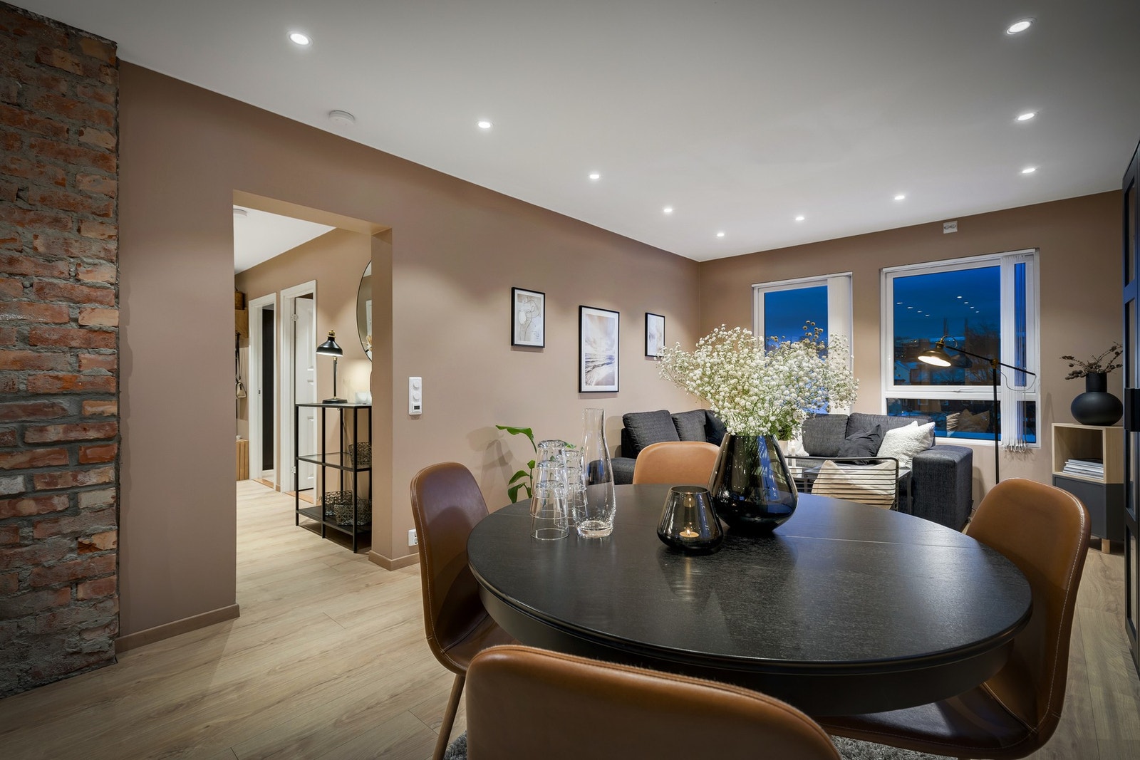 Leiligheten har nytt, varmefoliert laminatgulv fra 2022 og lun belysning i form av downlights. Galleribilde