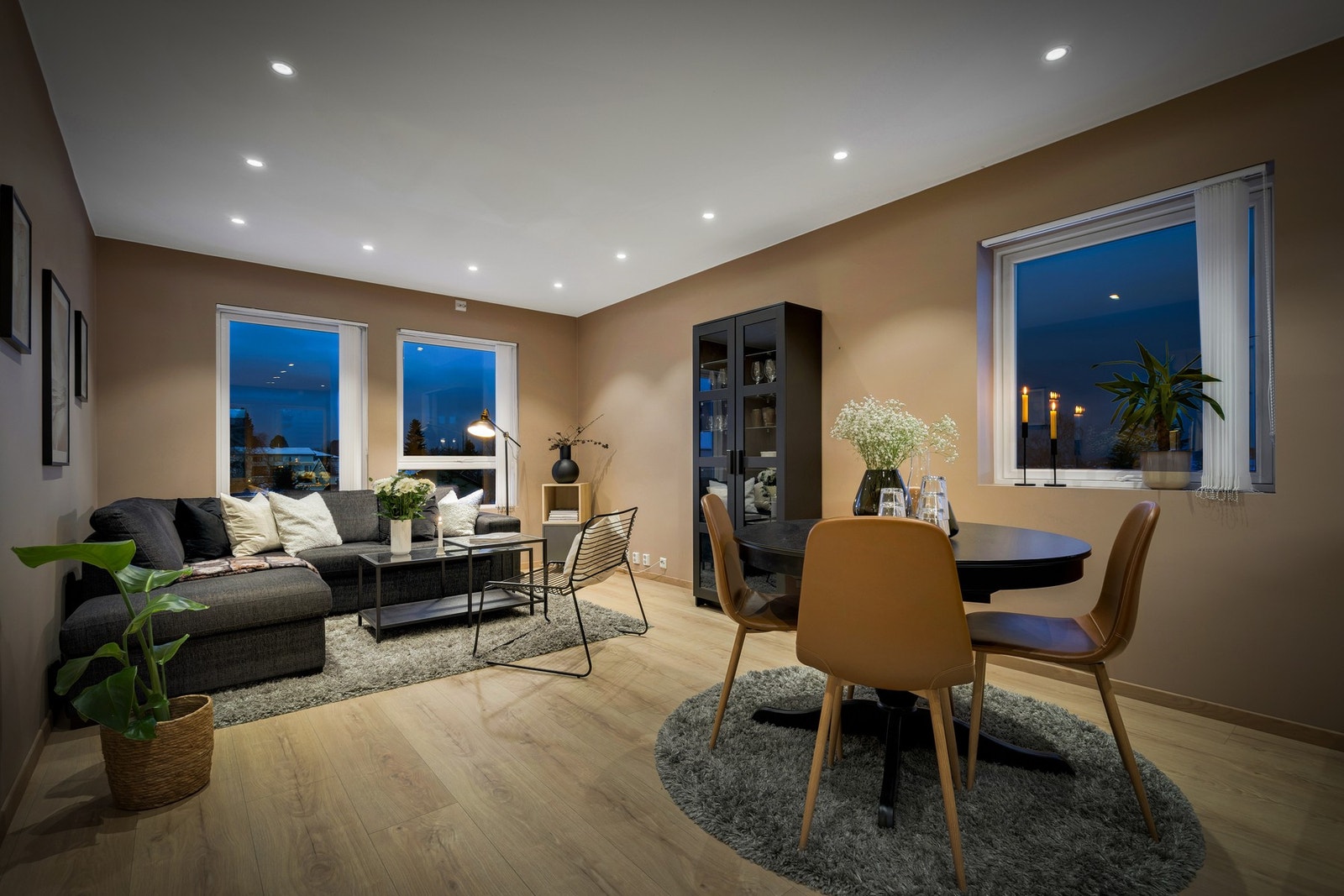 Leiligheten har gjennomgått større oppussing av elektrisk anlegg, vann/avløp, innvendige overflater samt bad og kjøkken i perioden 2020-2022. Galleribilde