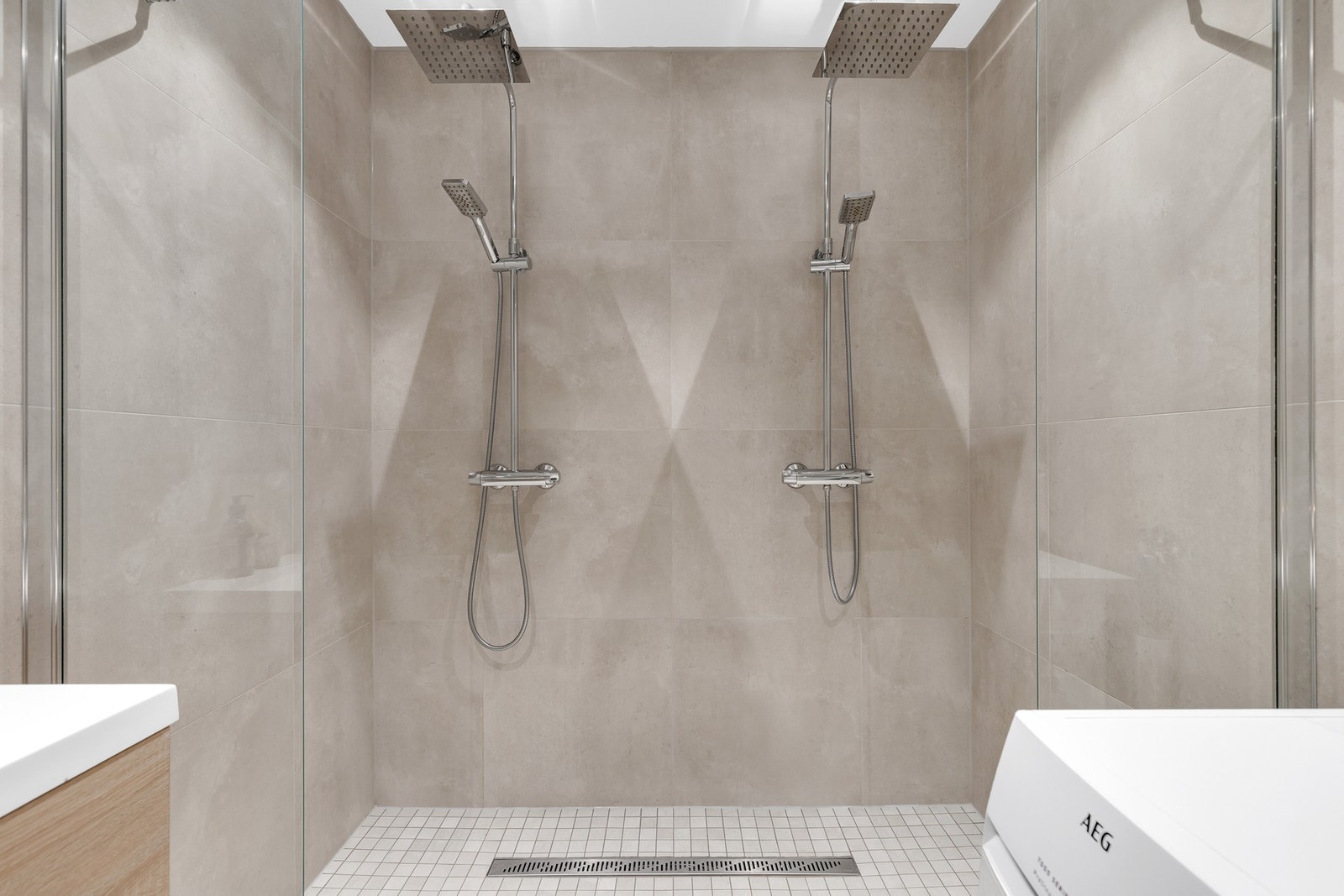 Den romslige dobbeldusjen oppleves både praktisk og litt ekstra luksuriøs. Galleribilde