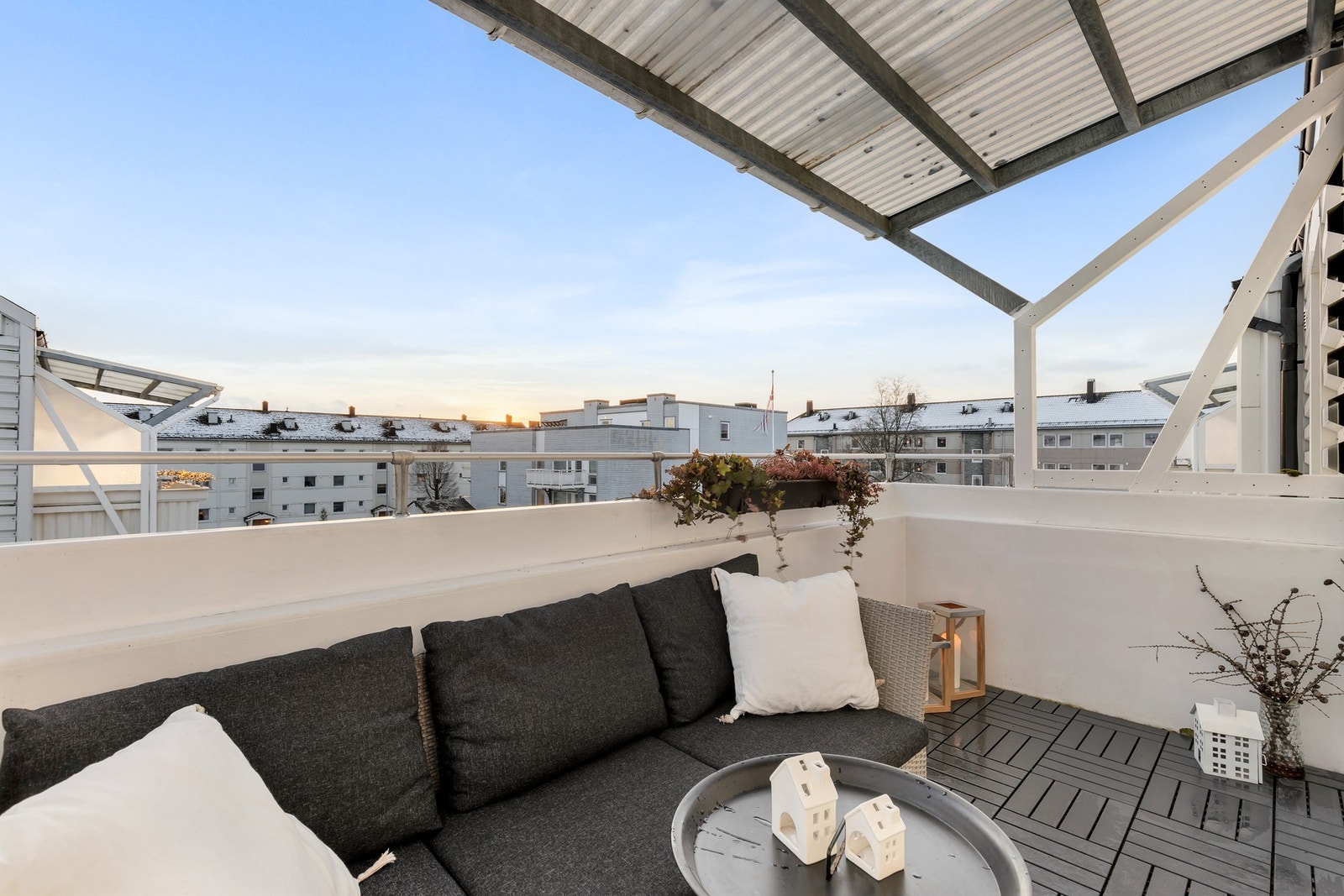 Leiligheten har både topp- og endebeliggenhet samt god beliggenhet i tunet. Galleribilde