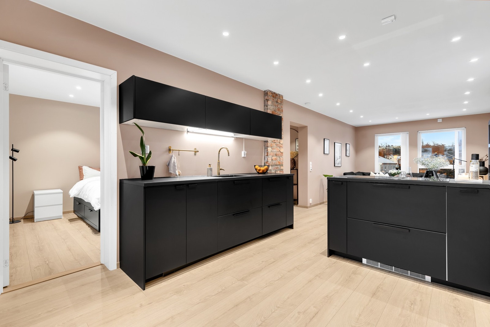 Pipeløpet med original mur er en flott detalj i leilighetens ellers moderne og gjennomførte uttrykk. Det er mulighet for å installere peis. Galleribilde