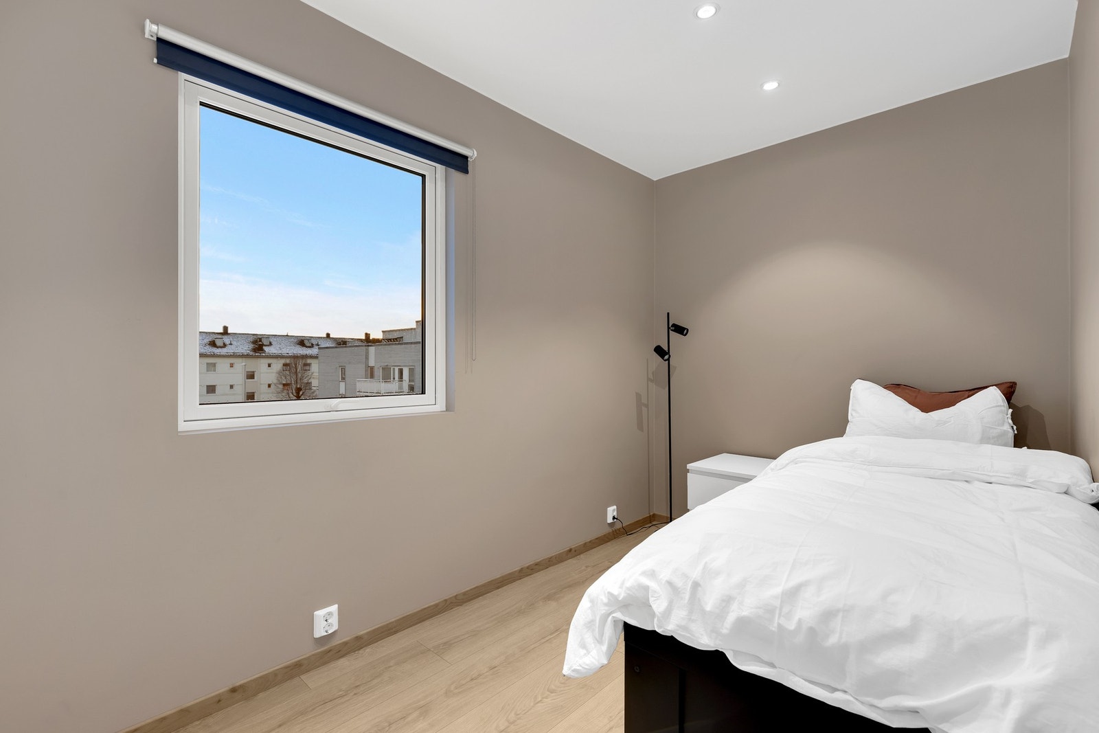 Et meget pent soverom på 7 kvm ligger innenfor kjøkkenet - separat fra de to andre som har tilgang fra entré. Galleribilde