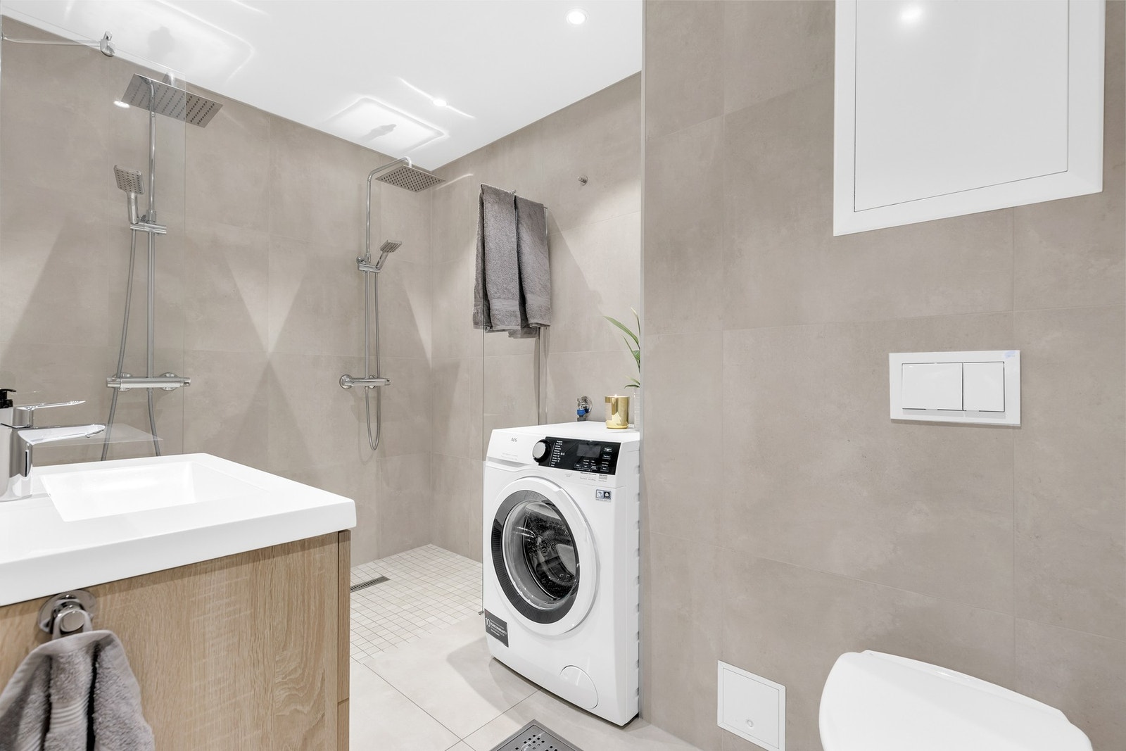 Meget delikat baderom med lekre materialvalg og lun stemning. Galleribilde