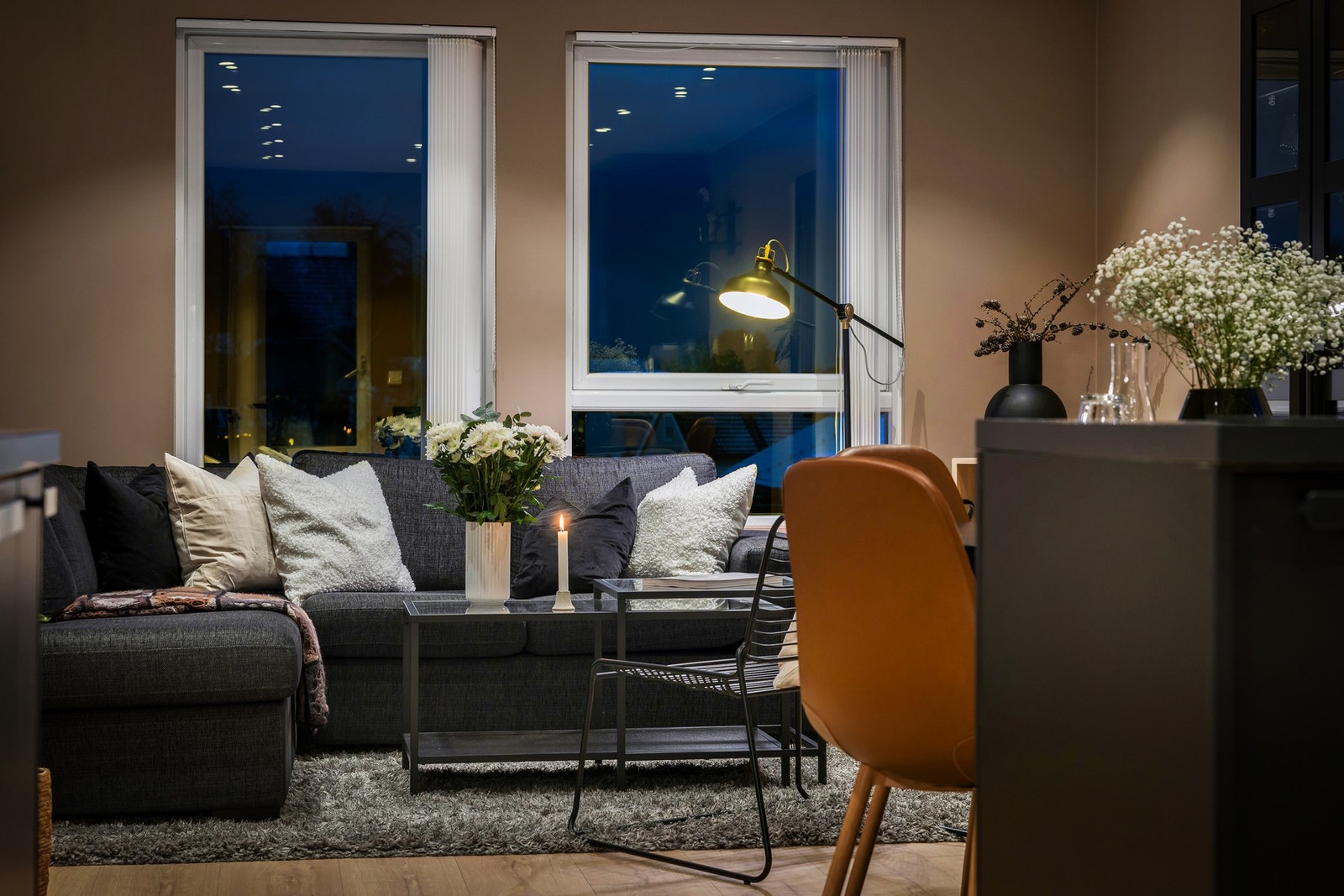 Oppholdssonen har en sosial utforming hvor spisestuen får en naturlig plassering i forbindelse med kjøkkenet. Galleribilde