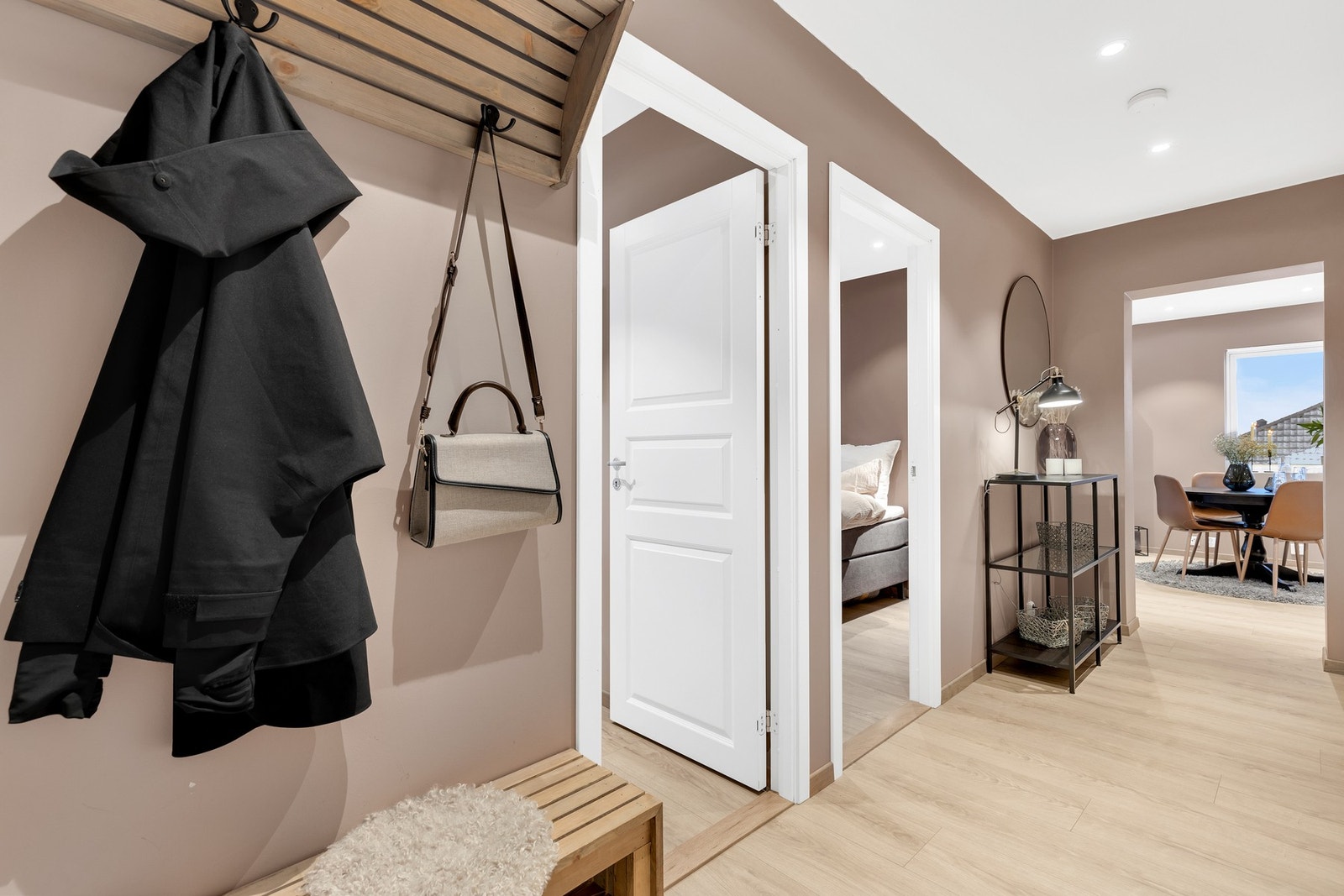 Fra entréen er det tilgang på to av leilighetens soverom og et lekkert bad. Galleribilde